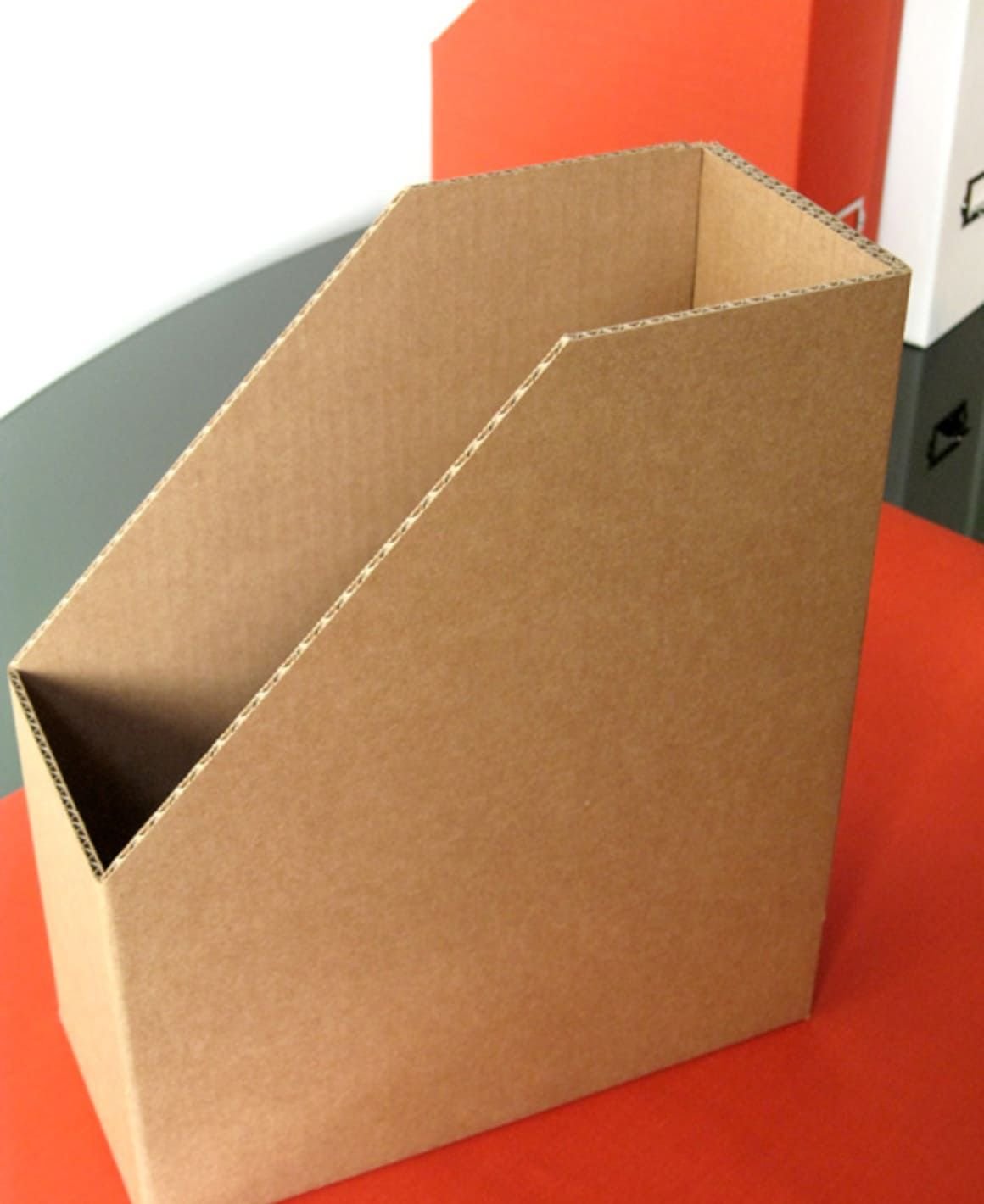 Картонные подставки. Органайзер для бумаг картонный. Кортонна подставка для папок. Подставка для бумаг вертикальная картонная. Подставка для бумаг из картона.