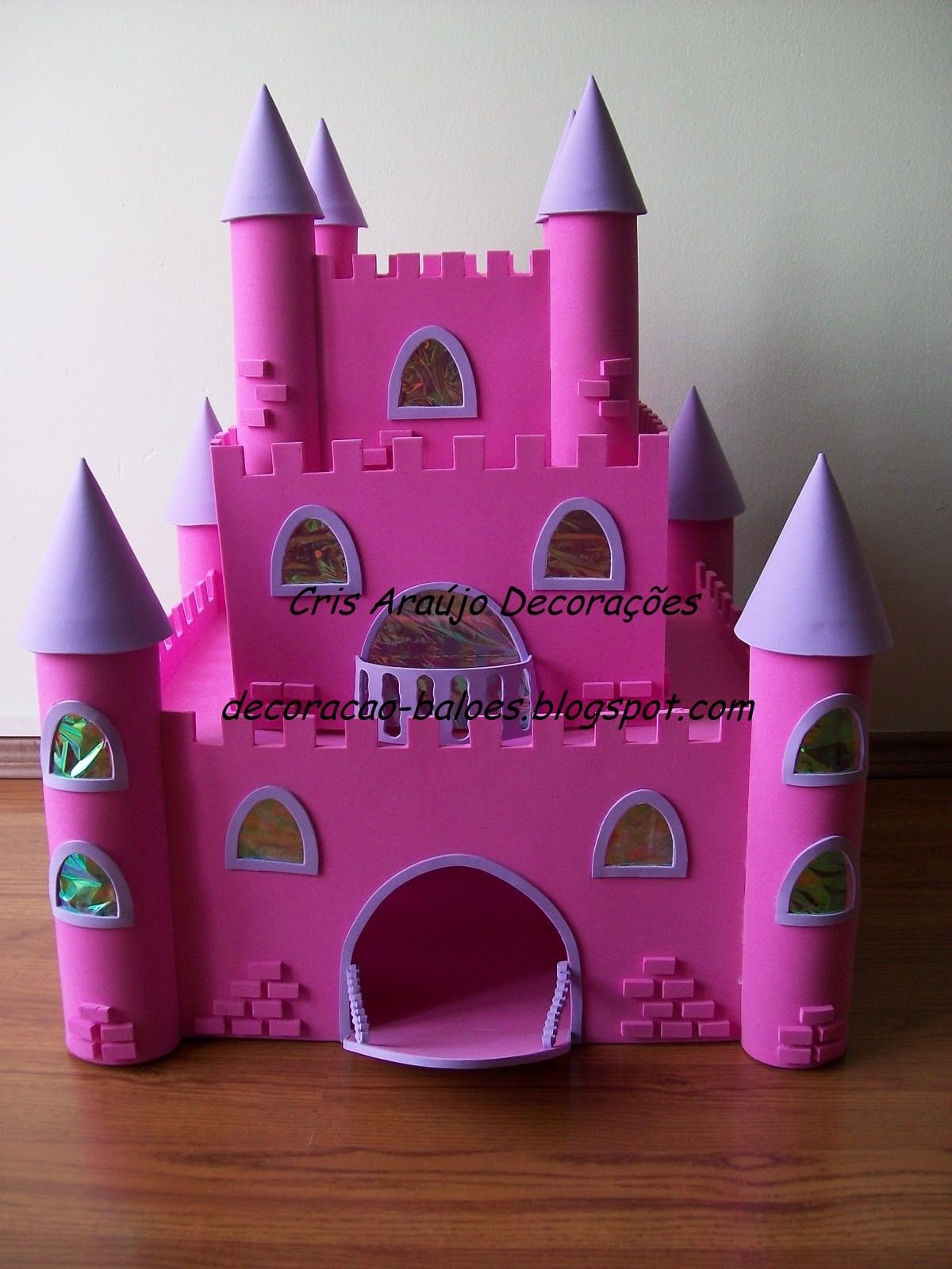 Игра делать замок. Замок из картона. Сказочный замок из картона. Картонный замок для детей. Замок из картонной коробки.