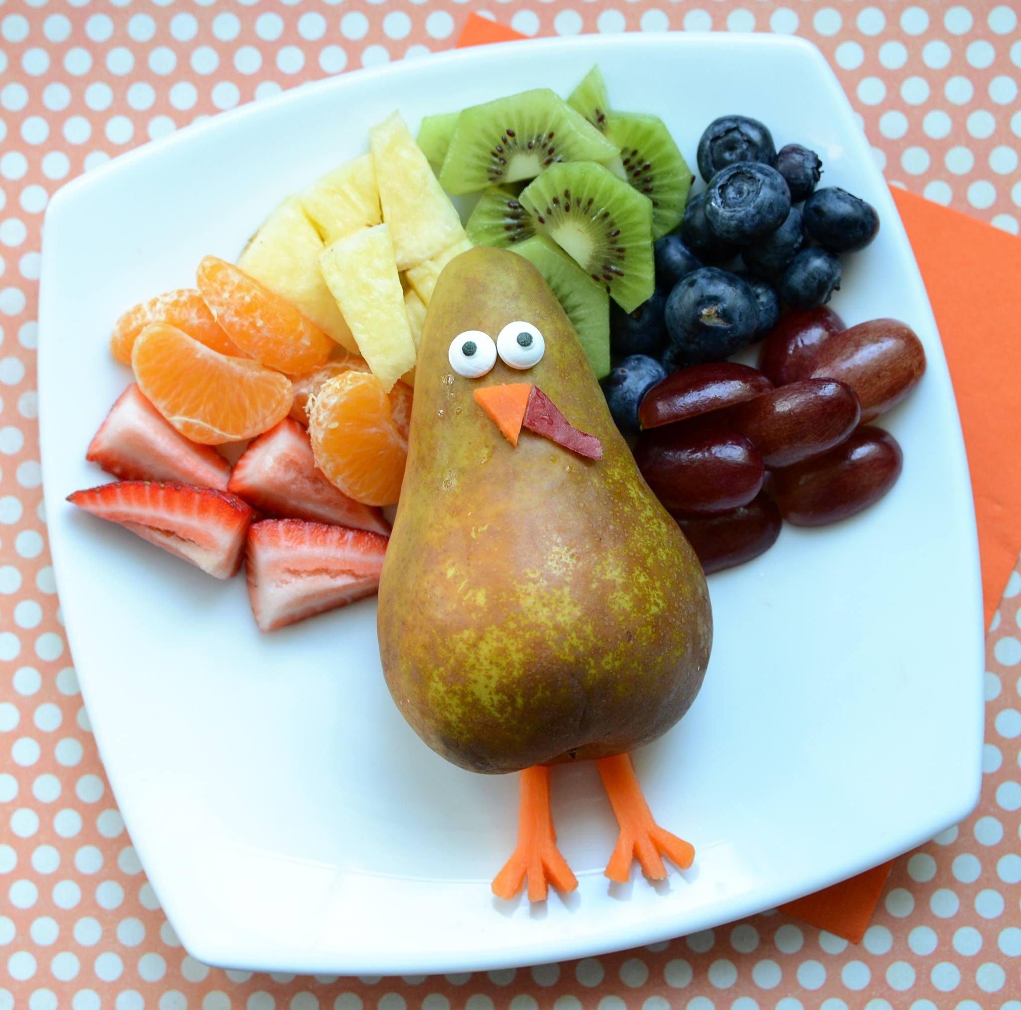 Животные из фруктов на тарелке