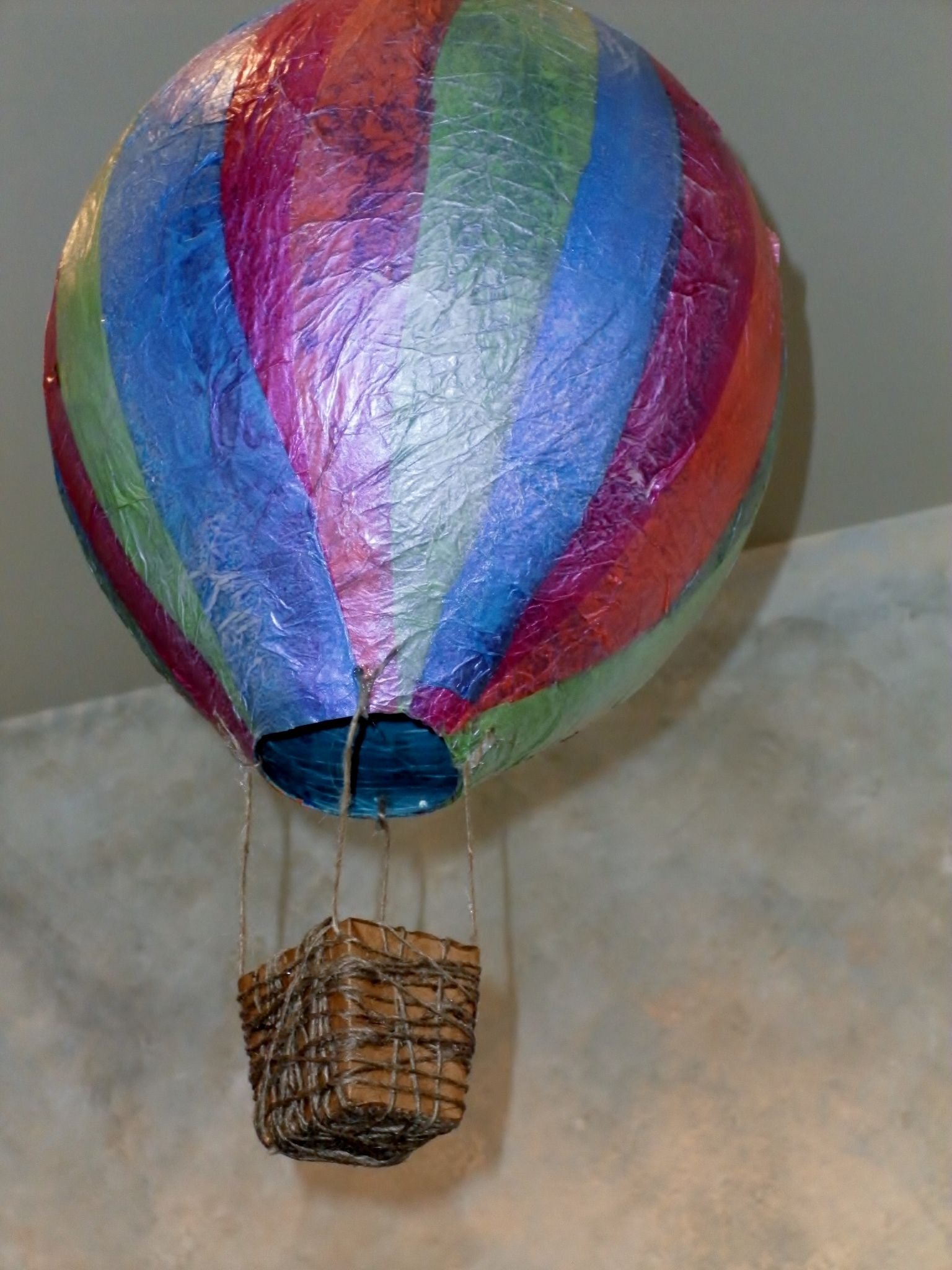 Как делают воздушные шары. Воздушный шар из папер машйе. Воздушный шар своими руками. Воздушный шар своими руками поделка. Воздушный шар из папье маше с корзиной.