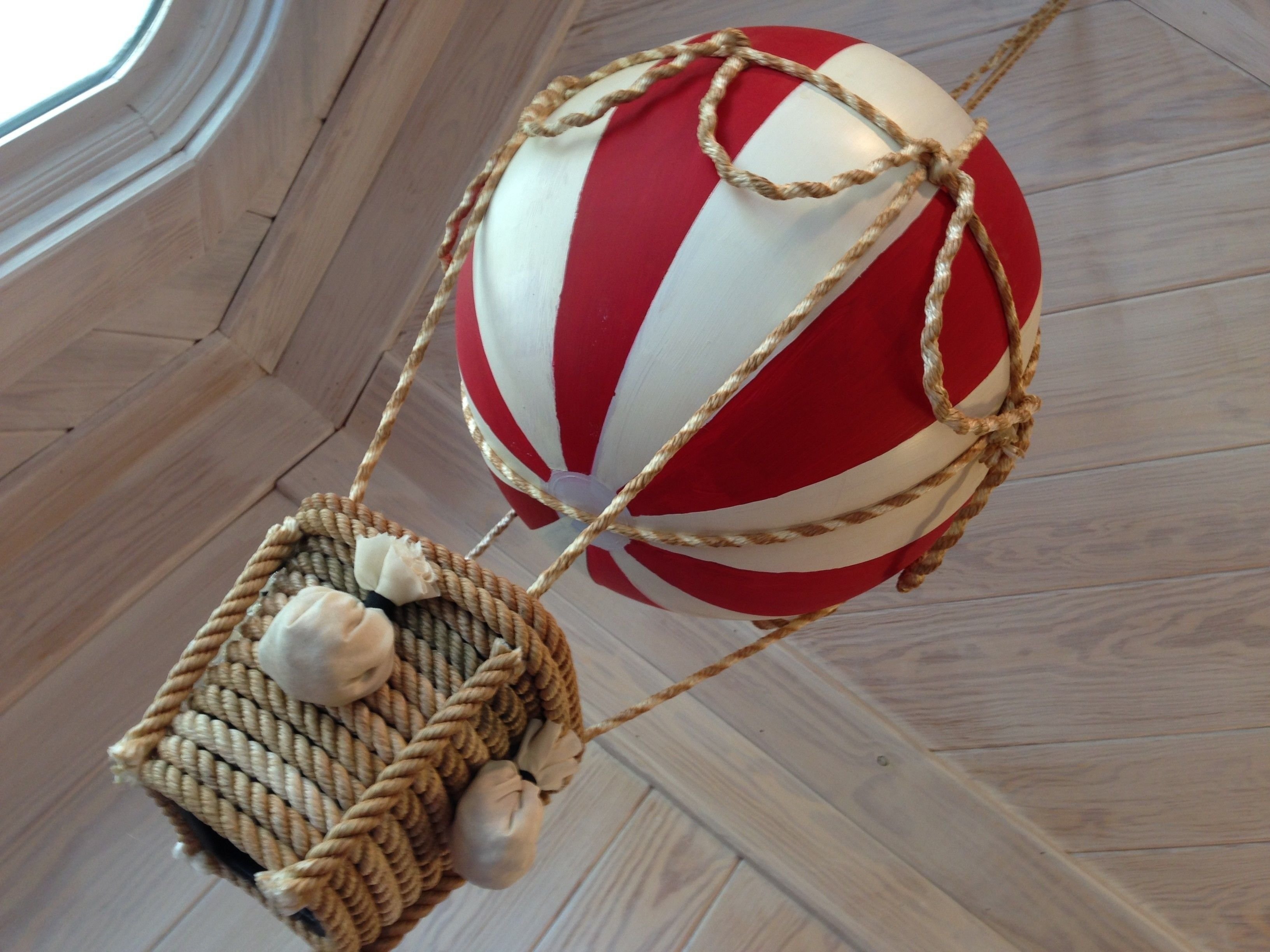 Воздушный шар в домашних условиях. Воздушный шар на веревке. Корзинка для воздушного шара. Воздушный шар на канате. Поделка воздушный шар с корзиной.