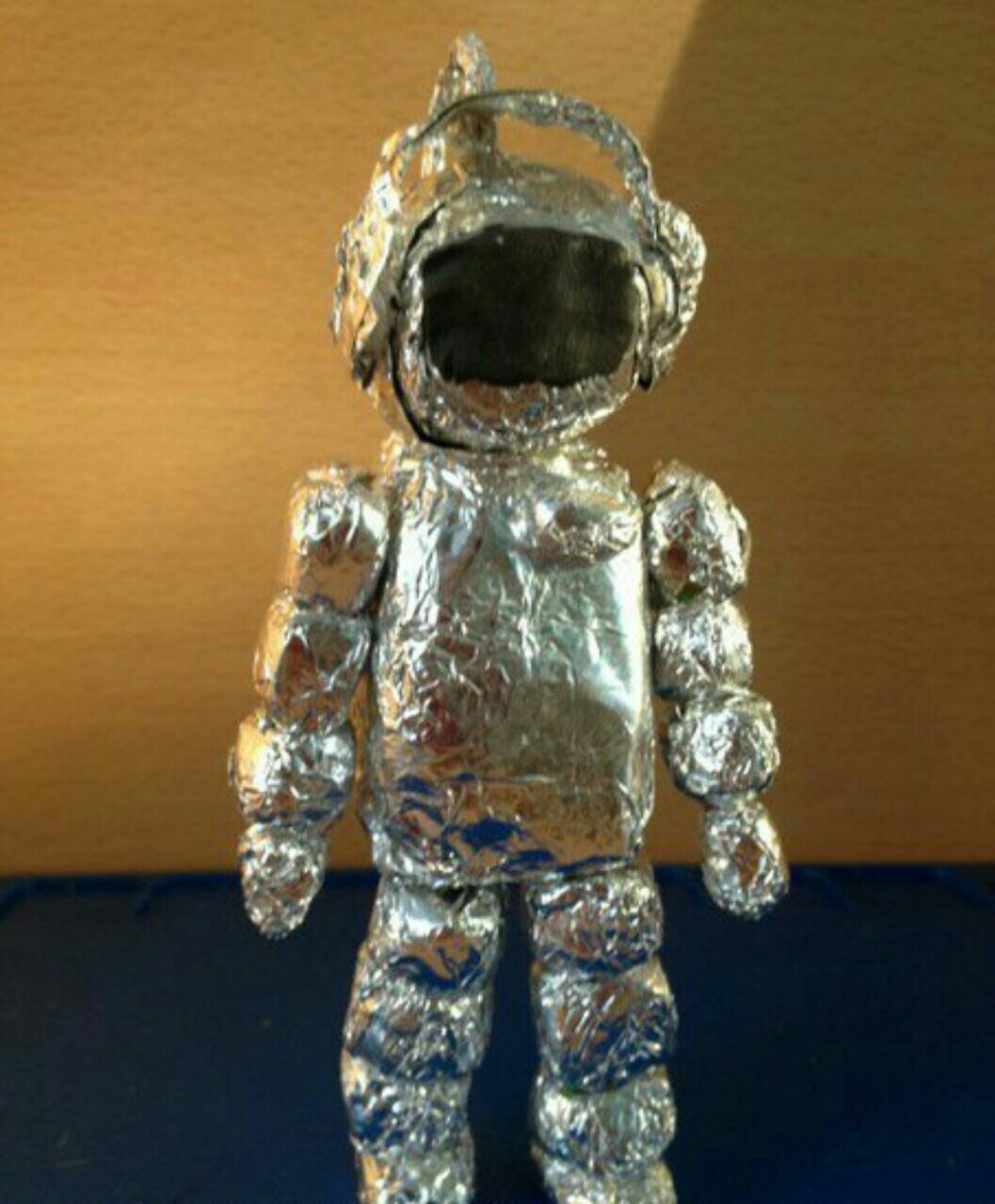 Космонавт своими руками в детский сад. Космические поделки. Поделка космонавт. Космонавт из фольги. Космонавт из пластилина и фольги.
