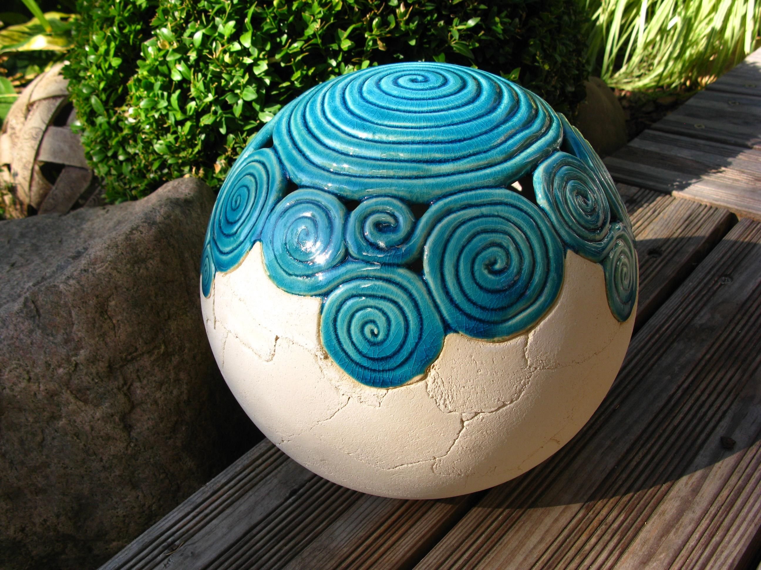 Сделать круглый шар. Декоративные шары для ландшафта. Бетонный шар для сада. Декоративный шар для сада. Керамические шары для сада.