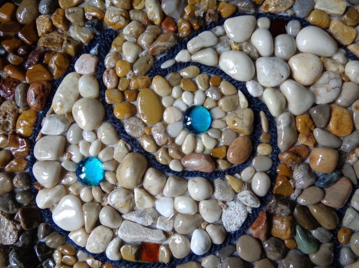 Как сделать гальку. Мозаика из морских камней. Мозаика из гальки. Панно из камней. Панно из камешков.