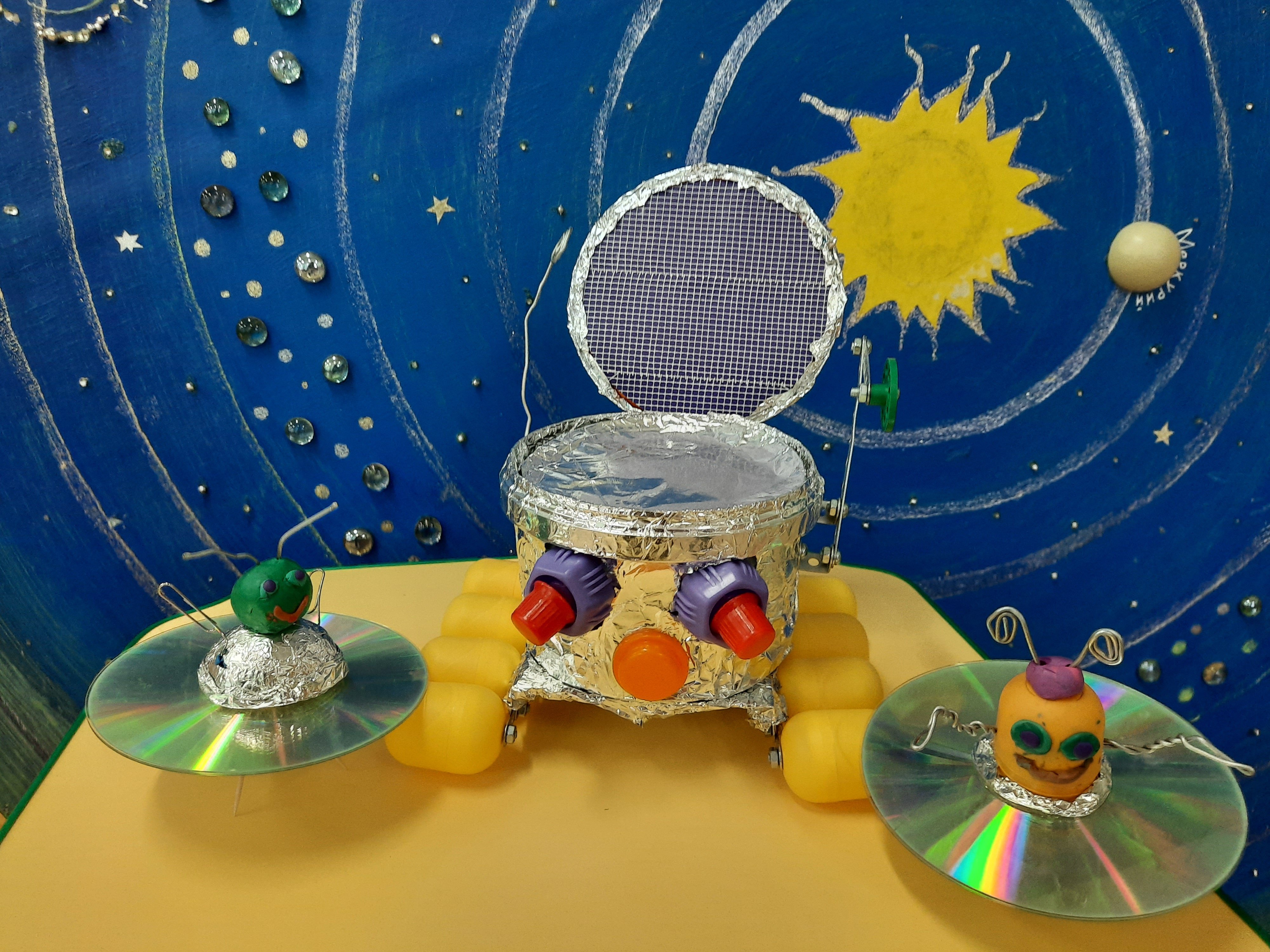 Поделка летающая тарелка ко дню космонавтики. Космические поделки для детского сада. Луноход поделка. Поделка космос. Космическая станция поделка.
