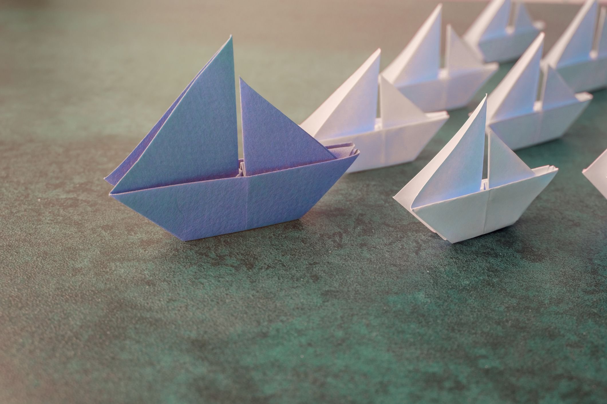 Покажи кораблик из бумаги. Оригами для детей 5-6 кораблик. Кораблик двухпарусный оригами из бумаги. Оригами кораблик Пароходик. Оригами парусник в подготовительной группе.