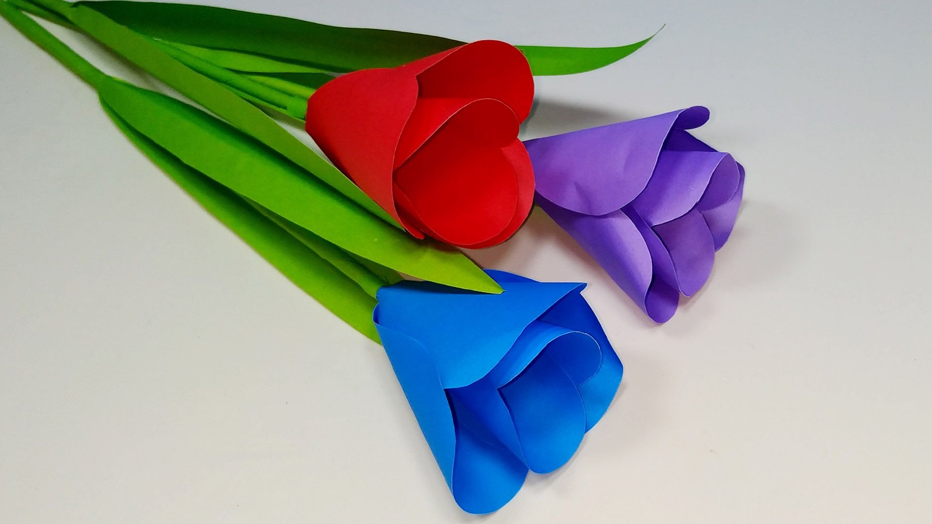 Flower making. Тюльпаны из цветной бумаги. Поделка тюльпаны из бумаги. Объемные тюльпаны из бумаги. Тюльпаны из цветной бу.