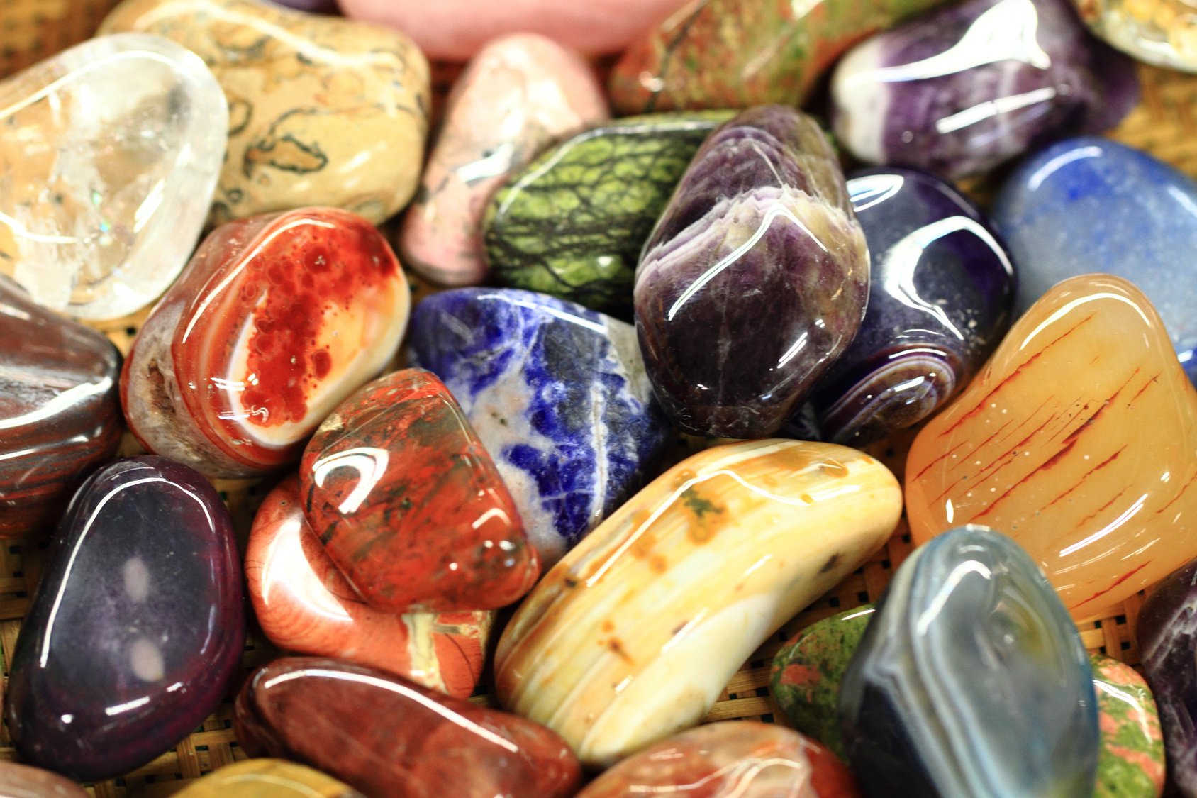 Precious stones. Самоцветы поделочные камни. Разноцветные камни. Россыпь полудрагоценных камней. Разноцветные камушки.