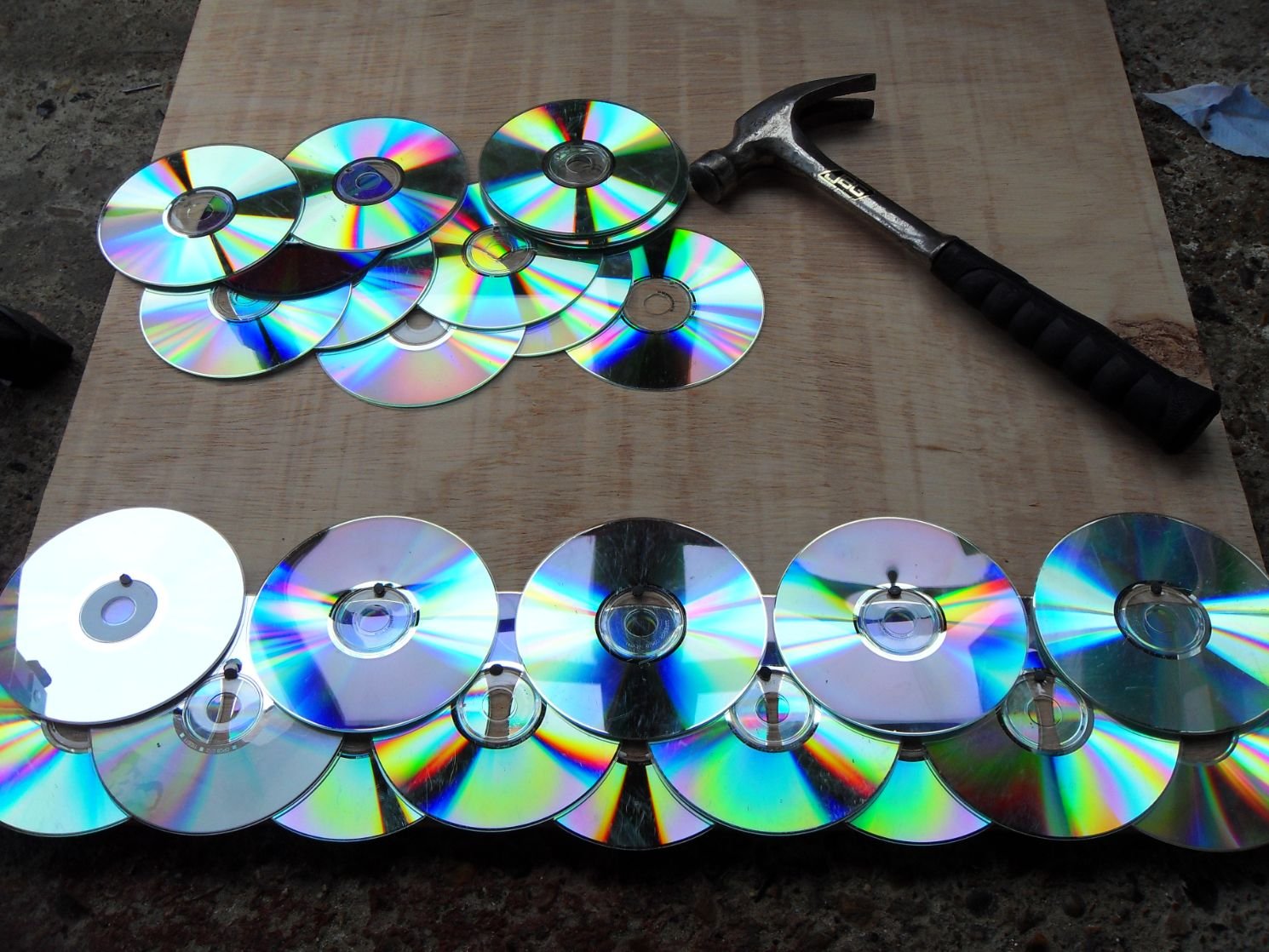 Сделано из компакт дисков. Украшения из дисков. Декор из СД дисков. Поделки из дивиди дисков. Панно из дисков.