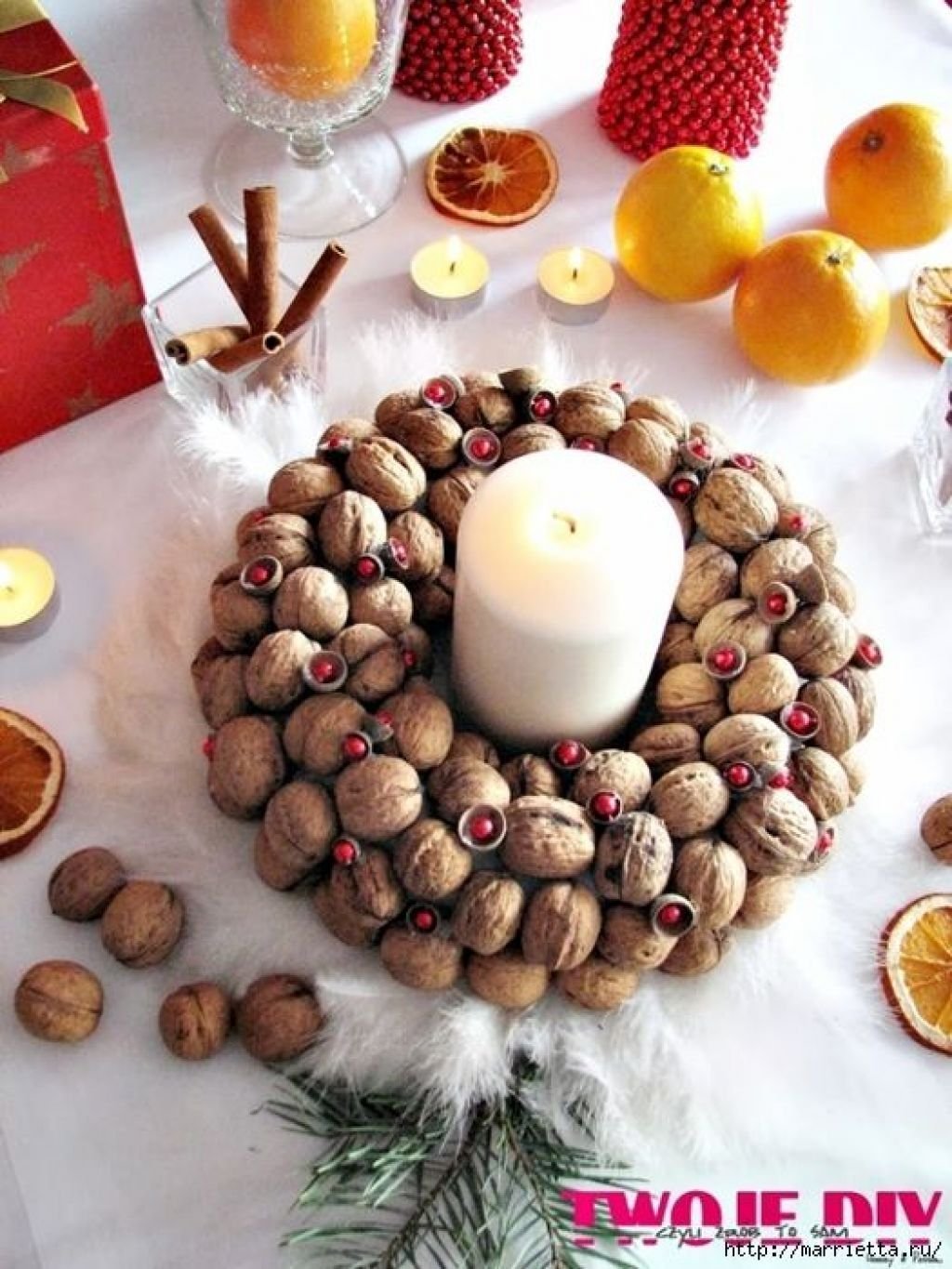 Новогодний декор из грецких орехов