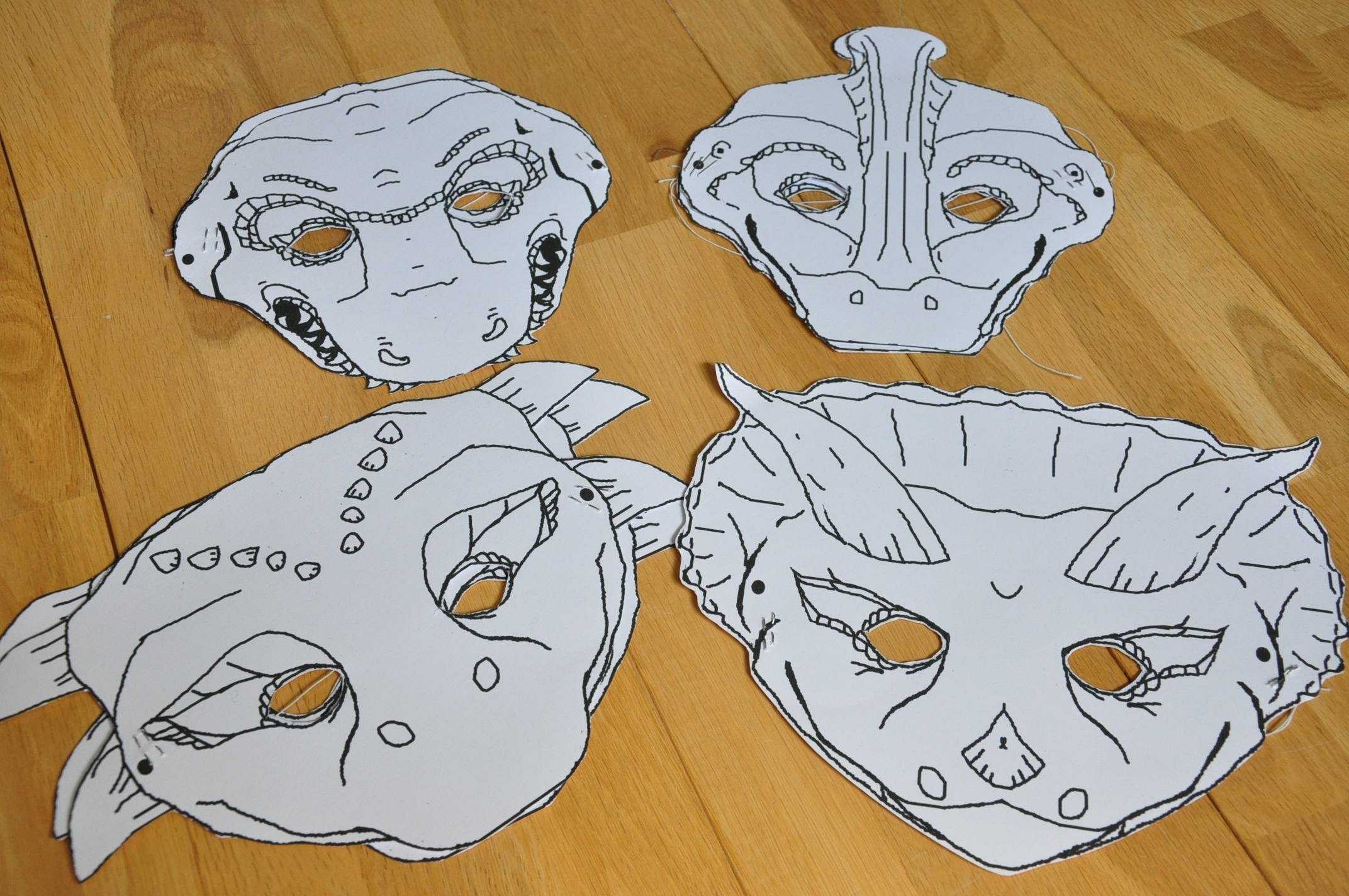 Маска из бумаги а4. Маска из картона. Необычные маски из бумаги. Маска динозавра из картона. Маска динозавра из бумаги.