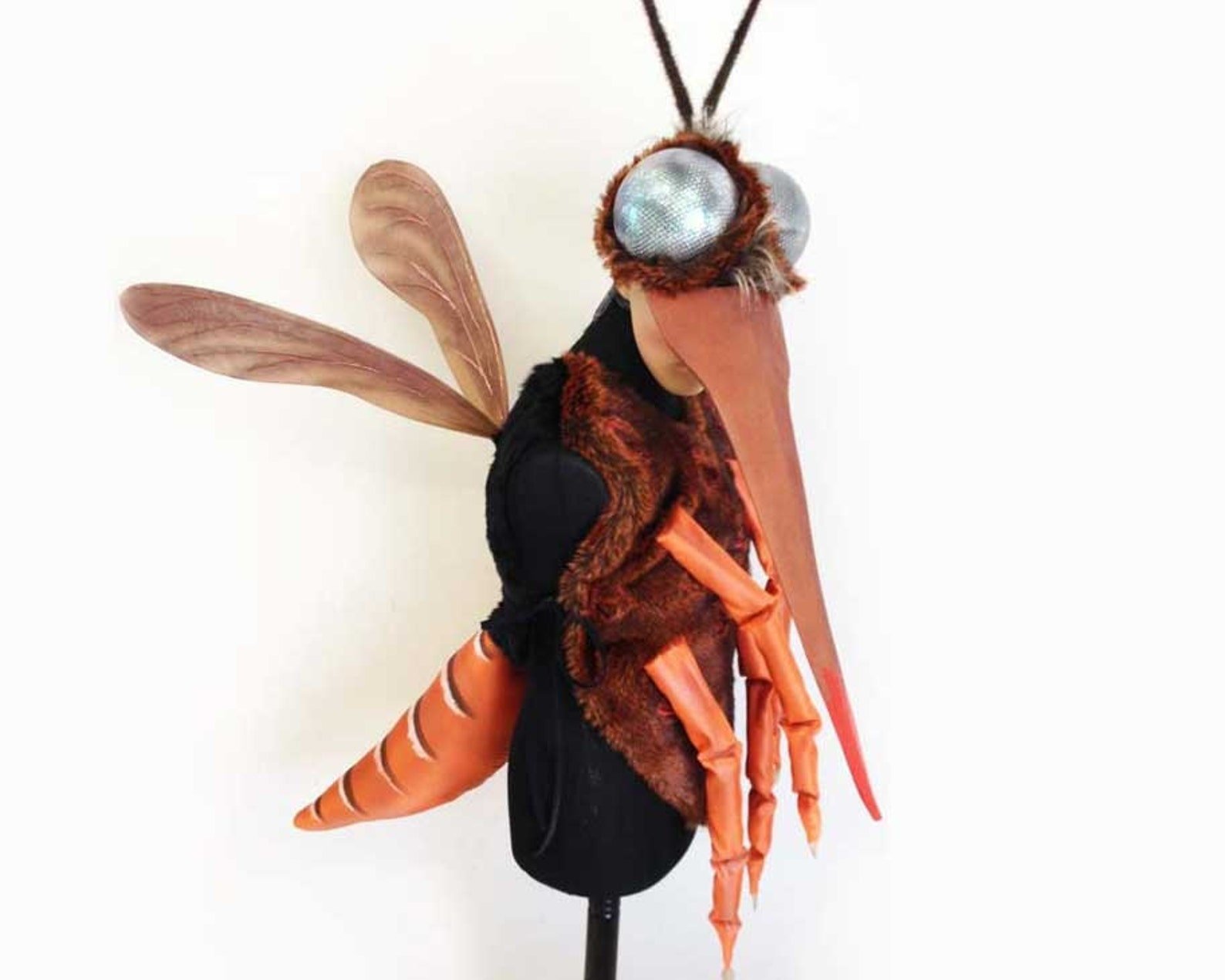 Муха цокотуха на голову. Костюм комара из мухи-Цокотухи. Костюм мухи взрослый. Крылья жука костюм. Крылья мухи костюм.