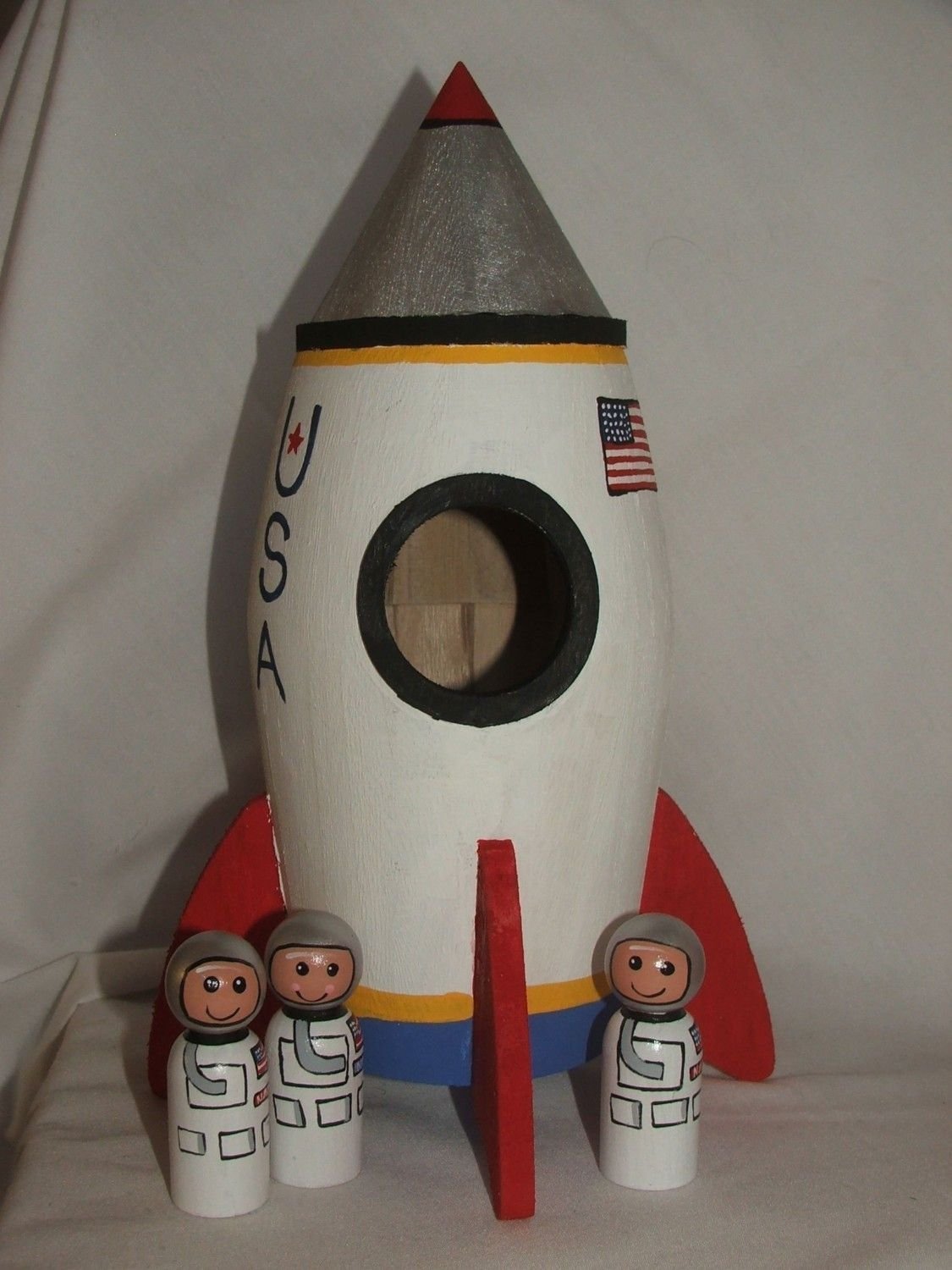 Ракета из картона ко дню космонавтики. Ракета поделка. Ракета поделка в садик. Ракета из картона. Космос поделки в детский.