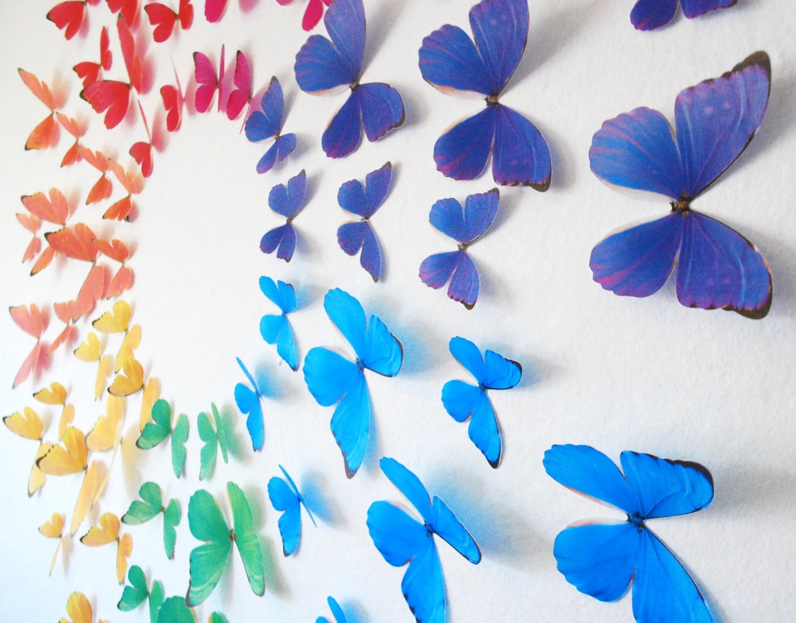 Бабочки клеит. Бабочки на стену. Бабочки для декора. Бабочки для украшения комнаты. Украшение на стене из бабочек.