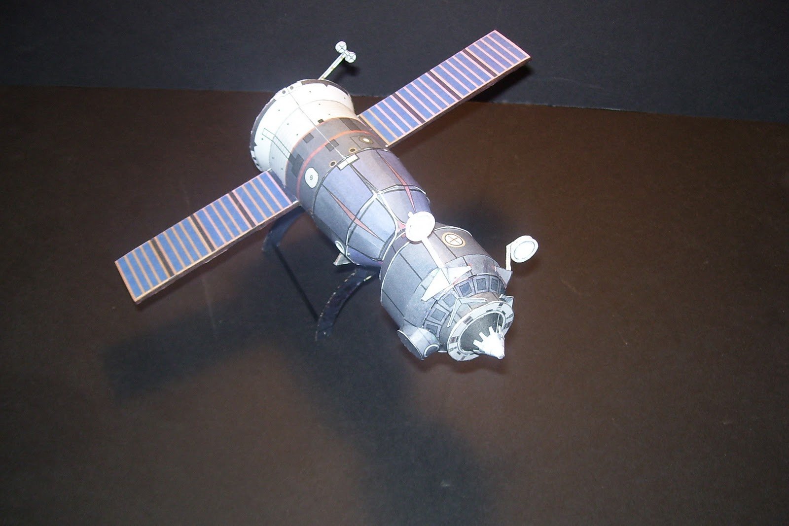 Модели космических спутников Луна-1 и Луна-3