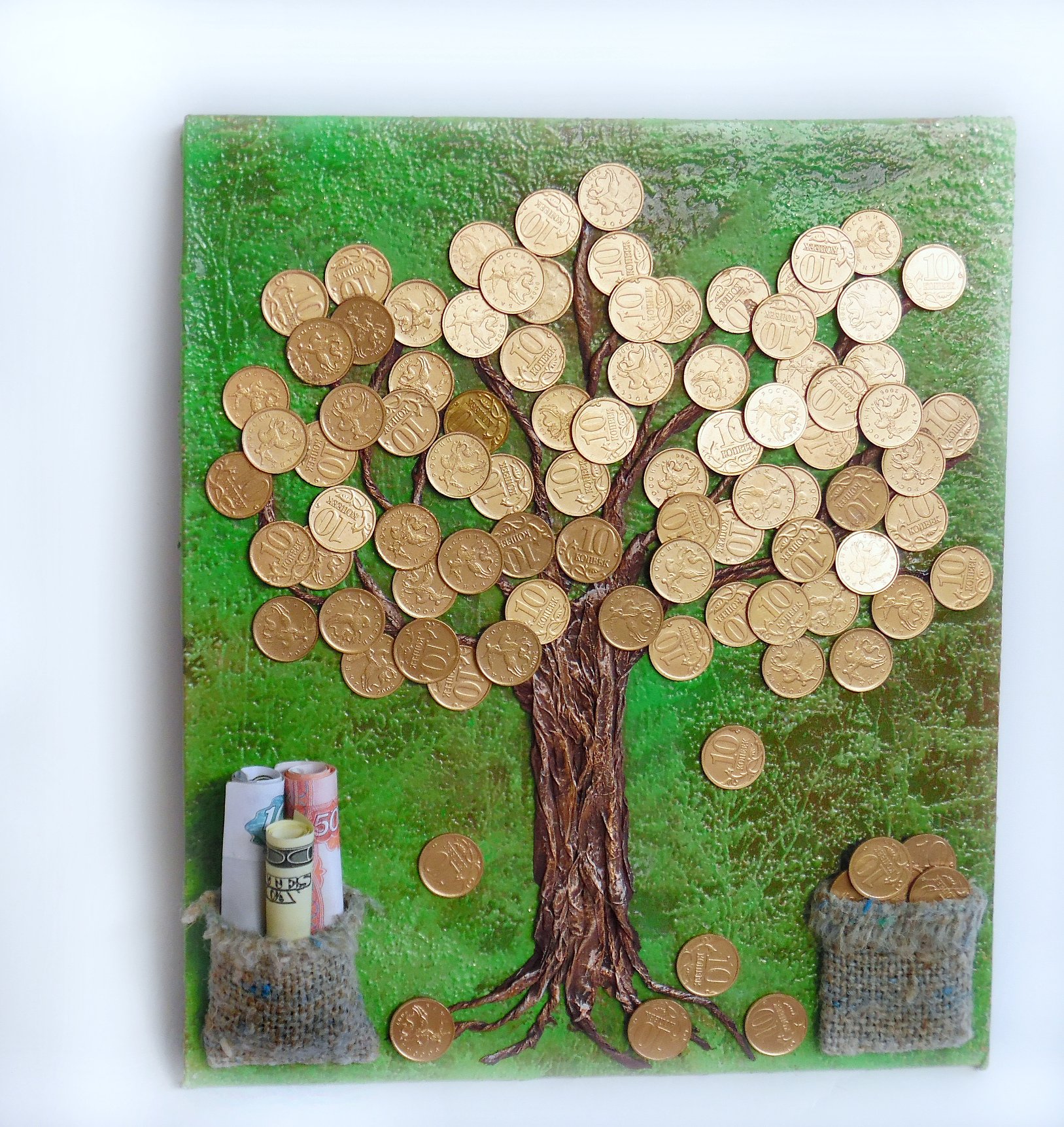 Поделка дерево с монетами