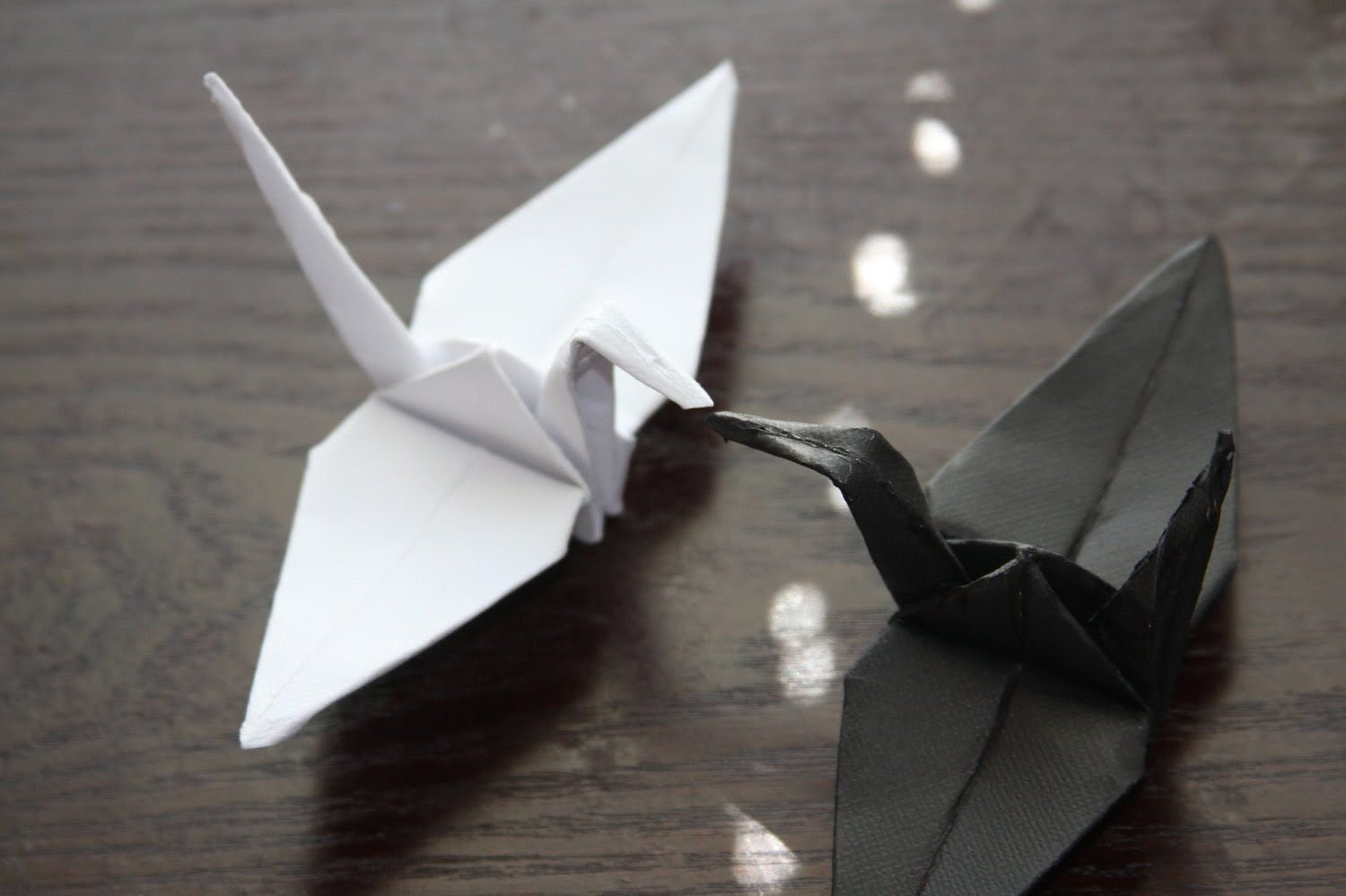 Фото журавля из бумаги. Оригами. Бумажный Журавлик. Журавль оригами. Черный бумажный Журавлик.