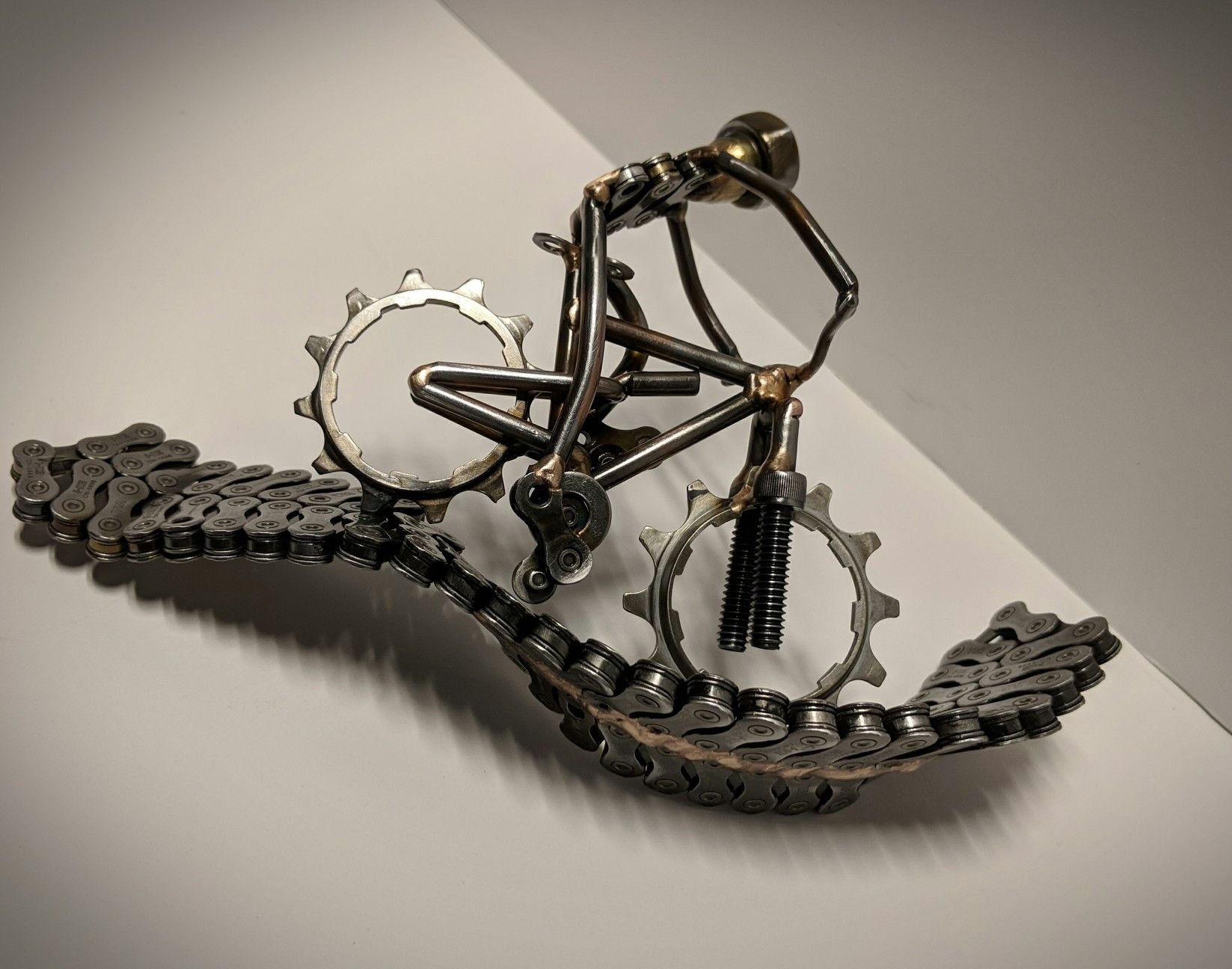 Что можно сделать из цепи. Прикольные изделия из металла. Велосипед из металлолома. Необычные изделия из металла. Сувениры из железок.