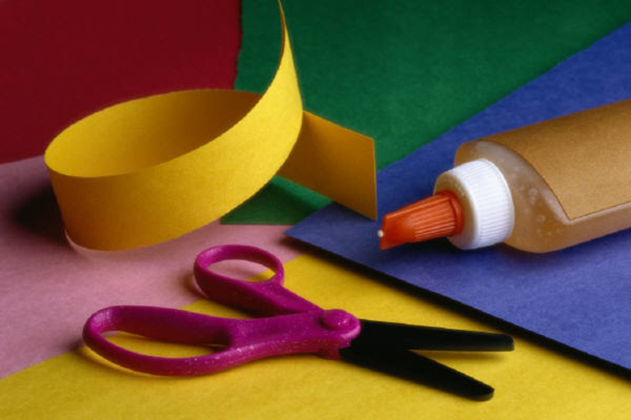 Какой клей бумажный лучший. Цветная бумага ножницы клей. Поделки из бумаги с клеем и ножницами. Клеем из цветной бумаги. Материалы и инструменты для бумагопластики.