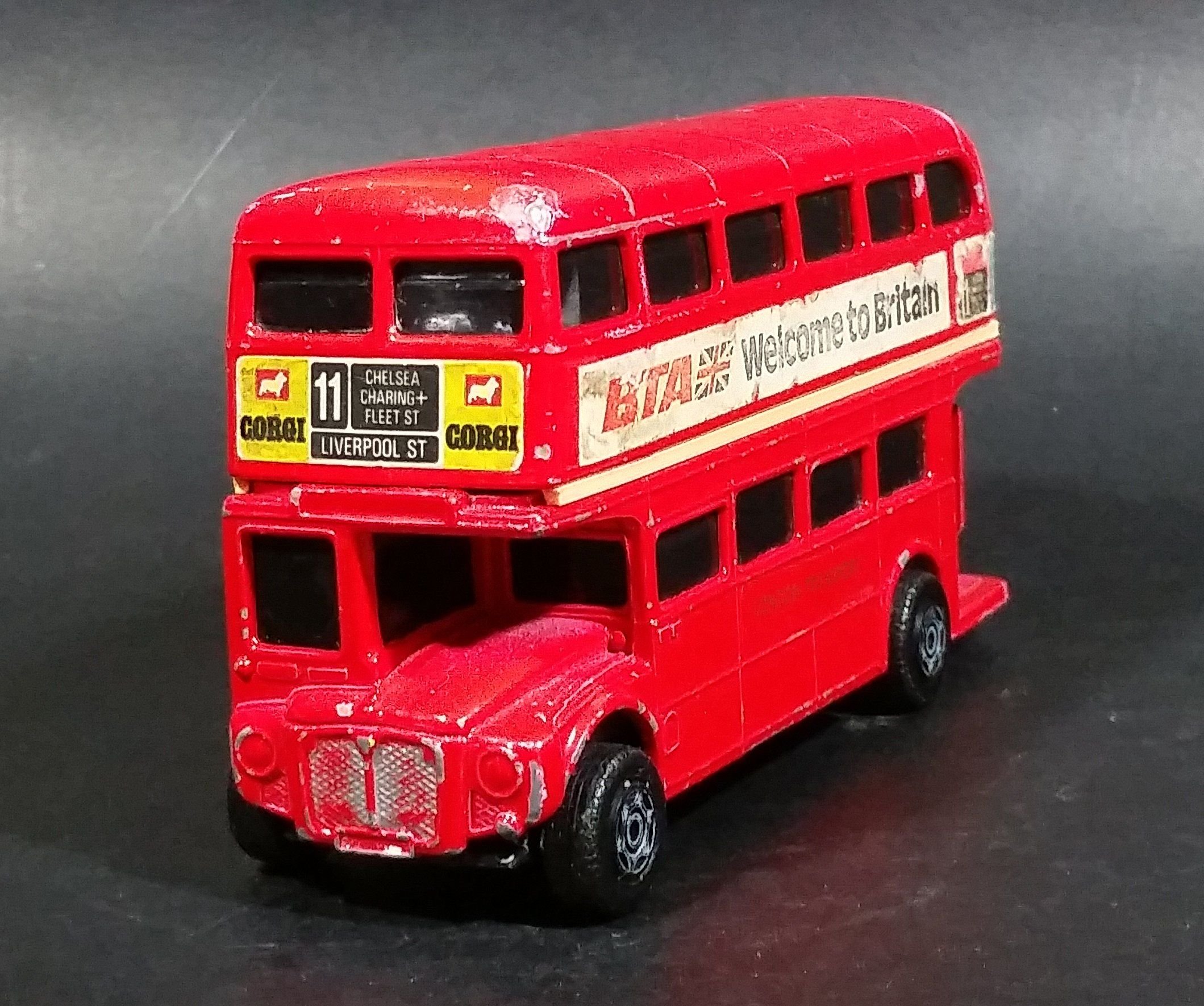 Die bus. Двухэтажный автобус игрушка. Поделка автобус. Английский автобус двухэтажный поделка. Лондонский автобус из картона.