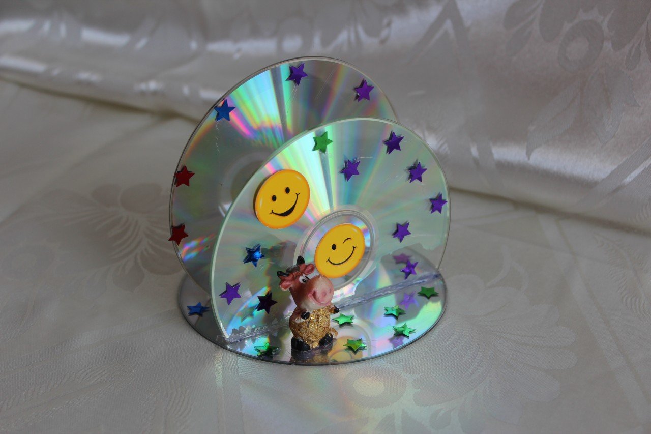 Сделано из компакт дисков. Салфетницы из дисков. Поделки из компакт дисков. Подставка из компакт дисков. Поделка из СД диска.