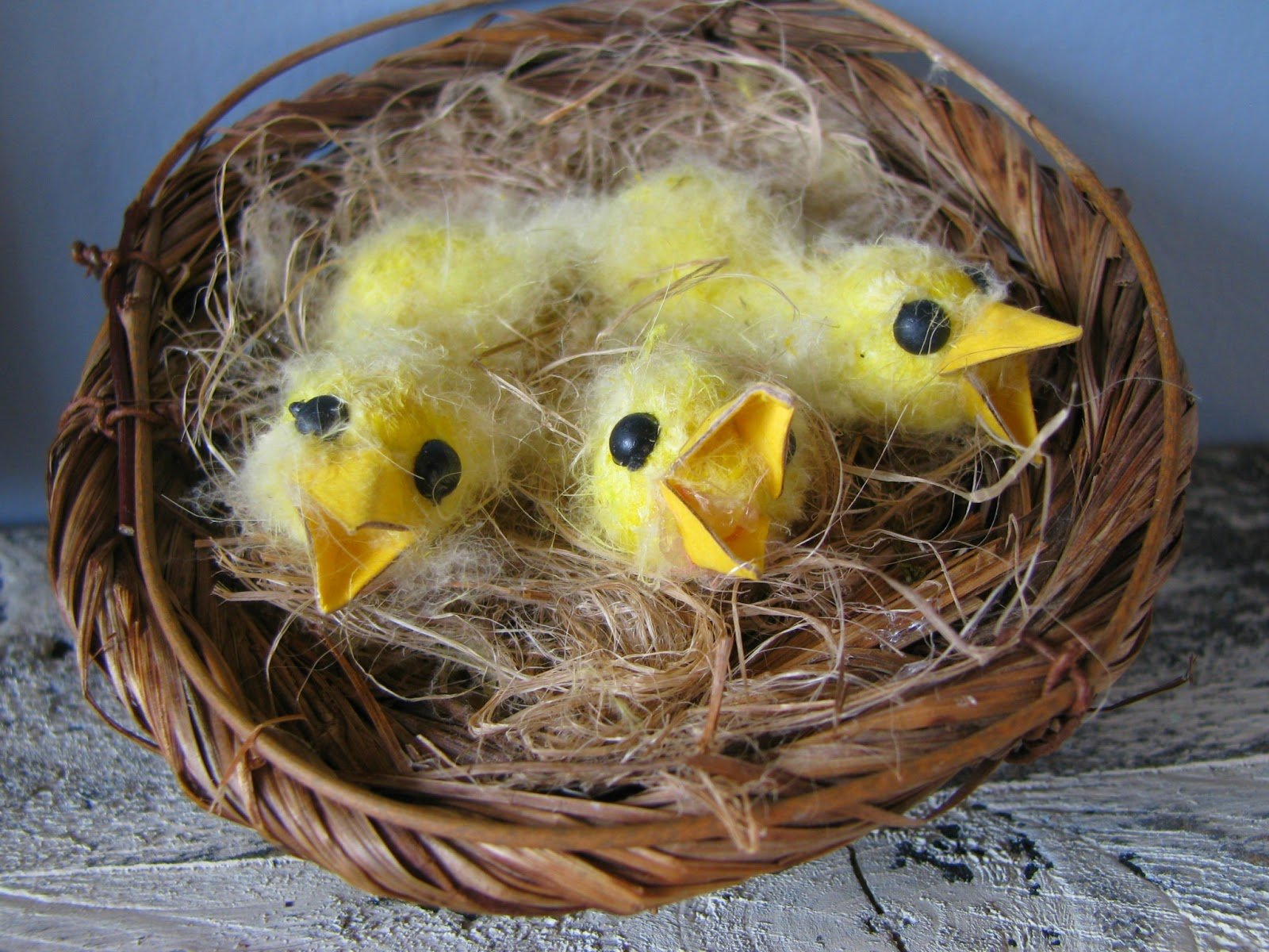 Гнездо с птичками — поделка из природного материала, фетра и бумаги