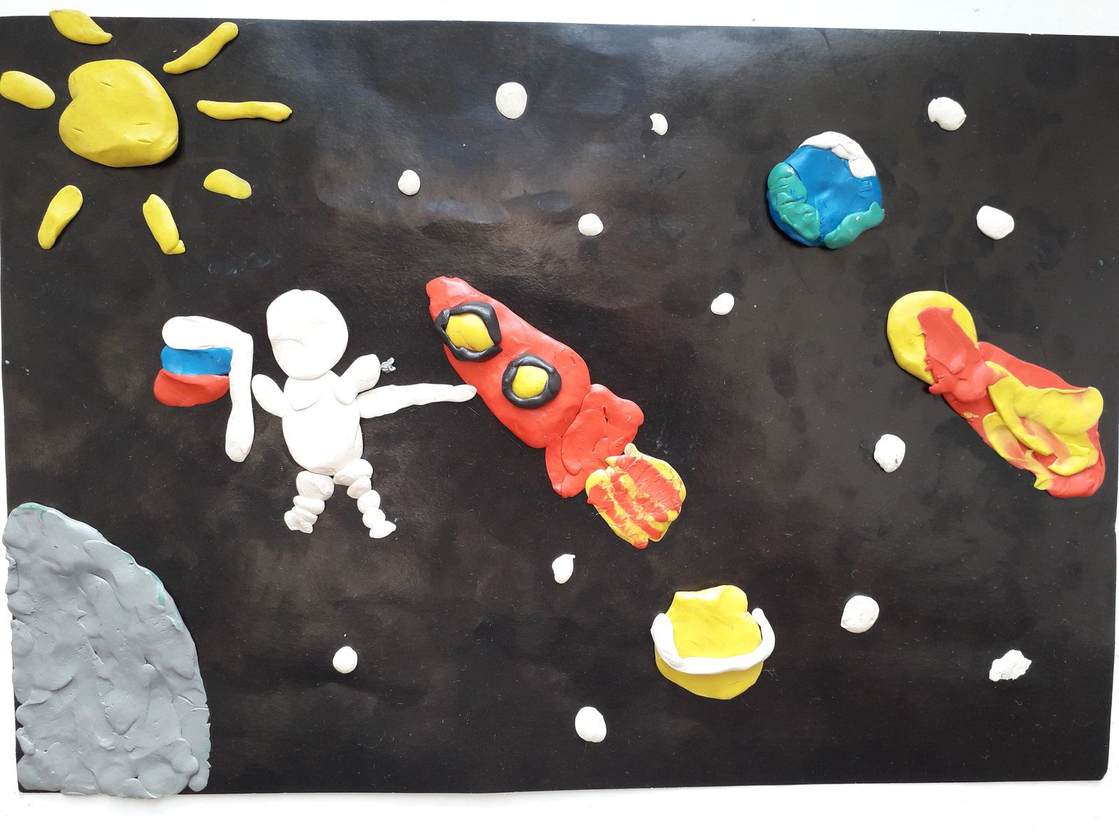 День космонавтики из воздушного пластилина. Космос из пластилина. Поделка из пластилина космос. Поделки про космос для детей. ПЛАСТИЛИНОВЫЙ космос поделка.