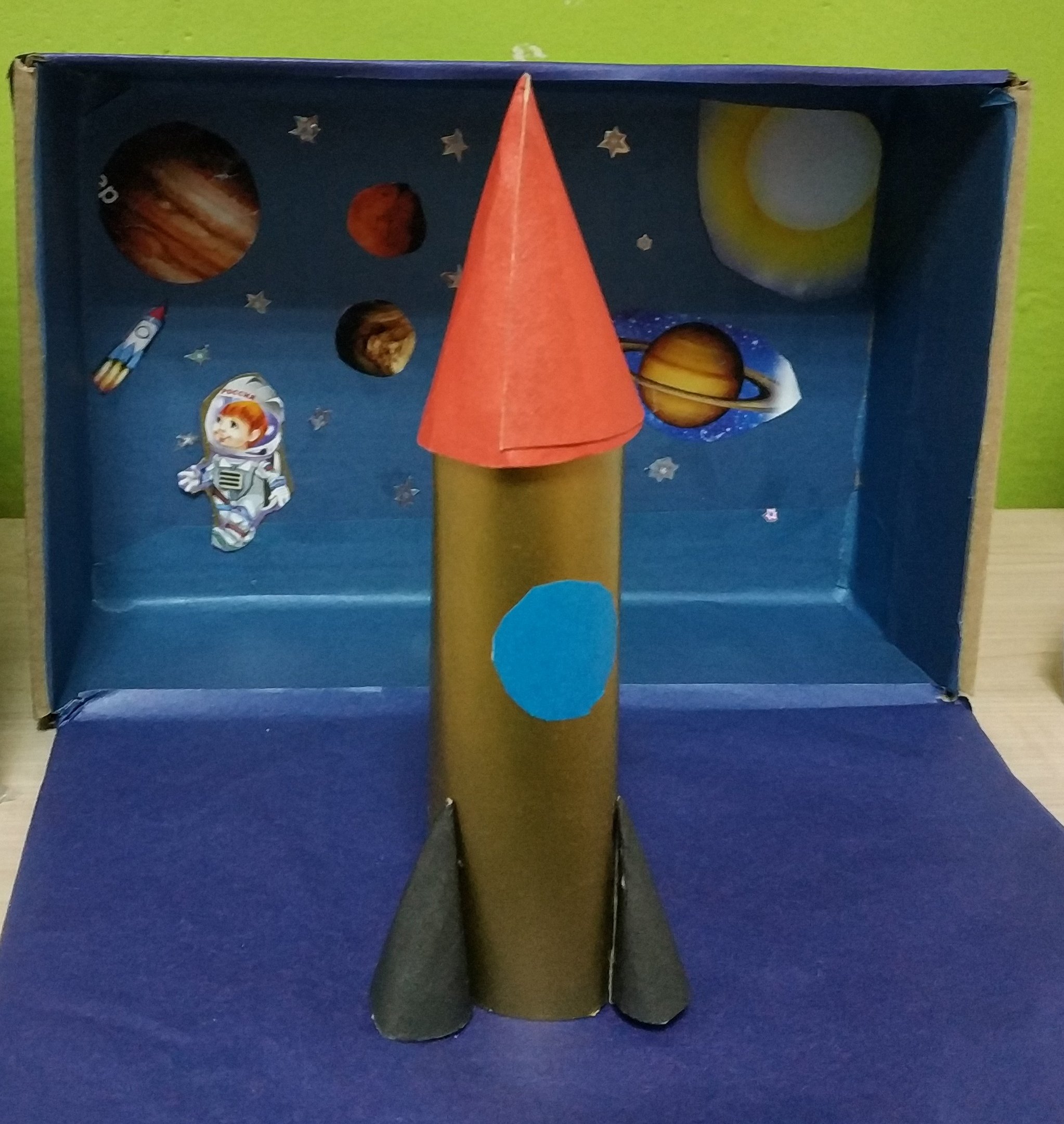 Макет ракеты ко дню космонавтики. Ракета поделка. Космическая ракета поделка. Космическая ракета поделка в садик. Космическая ракета из бросового материала.
