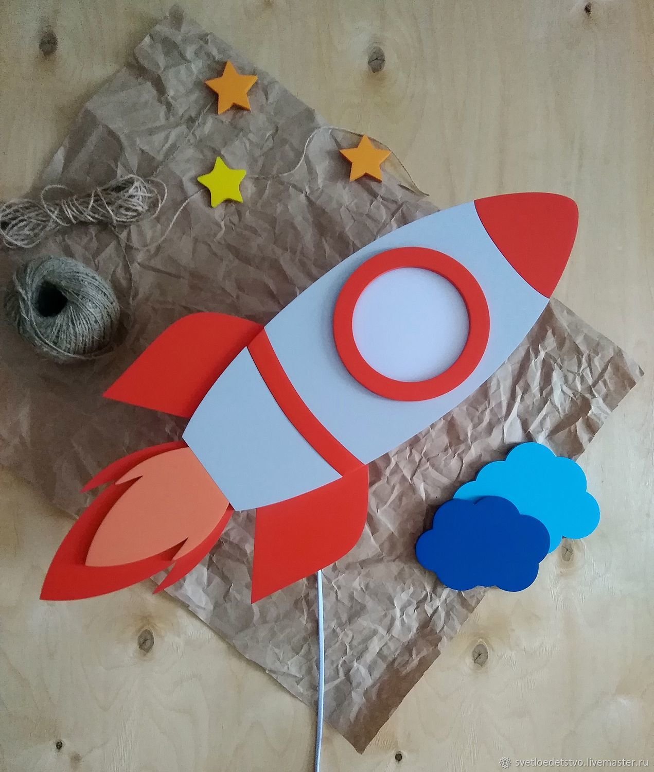 Ракета из картона ко дню космонавтики. Ракета поделка. Поделка ракета для детского сада. Космические поделки для детского сада. Поделка ко Дню космонавтики.