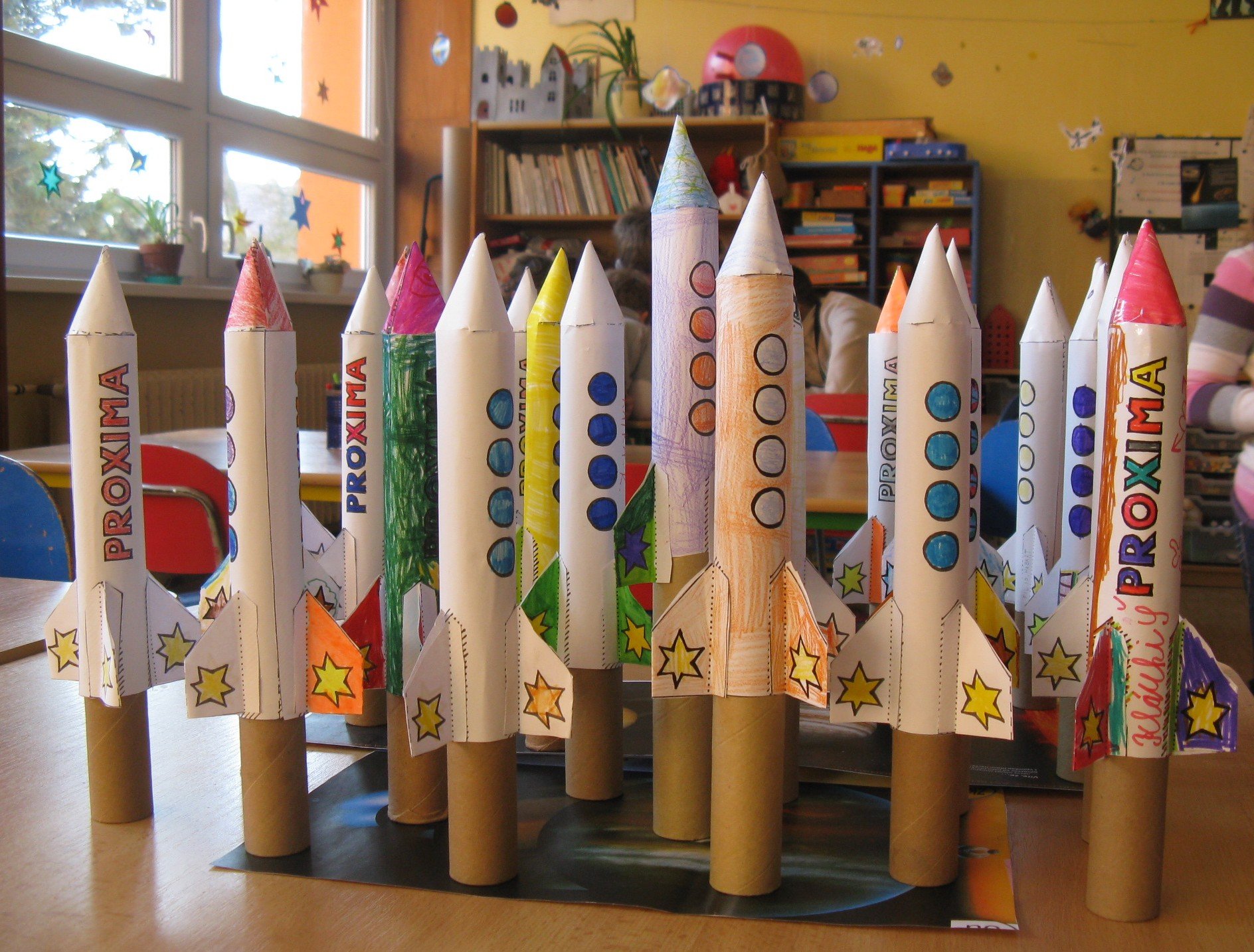 Ракета из подручных материалов. Ракета поделка. Поделка в сад ракета. Ракета из бумаги. Ракета поделка для детей.