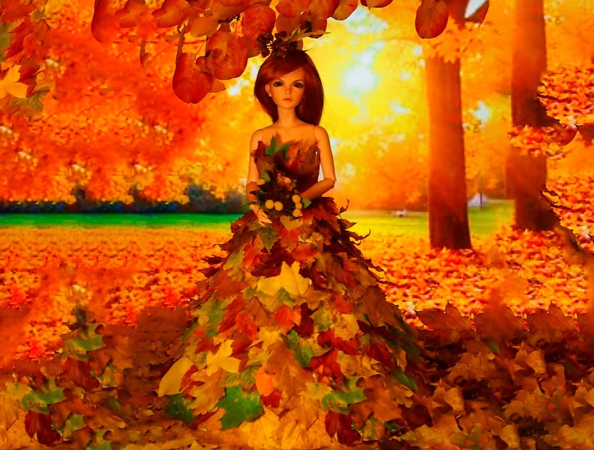Кукла в платье из осенних листьев