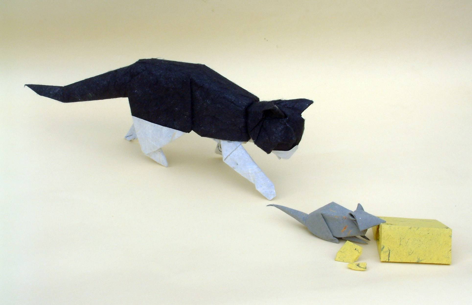 Игры делать кошку. Оригами кот. Оригами котёнок из бумаги. Кот оригами из бумаги для детей. Объемная кошка из бумаги.