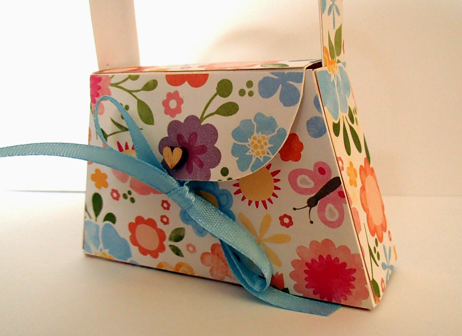 Создаем из цветной бумаги сумку пакет. Картонные сумочки. Сумка из бумаги. Сумочка из бумаги. Поделка сумочка из бумаги.