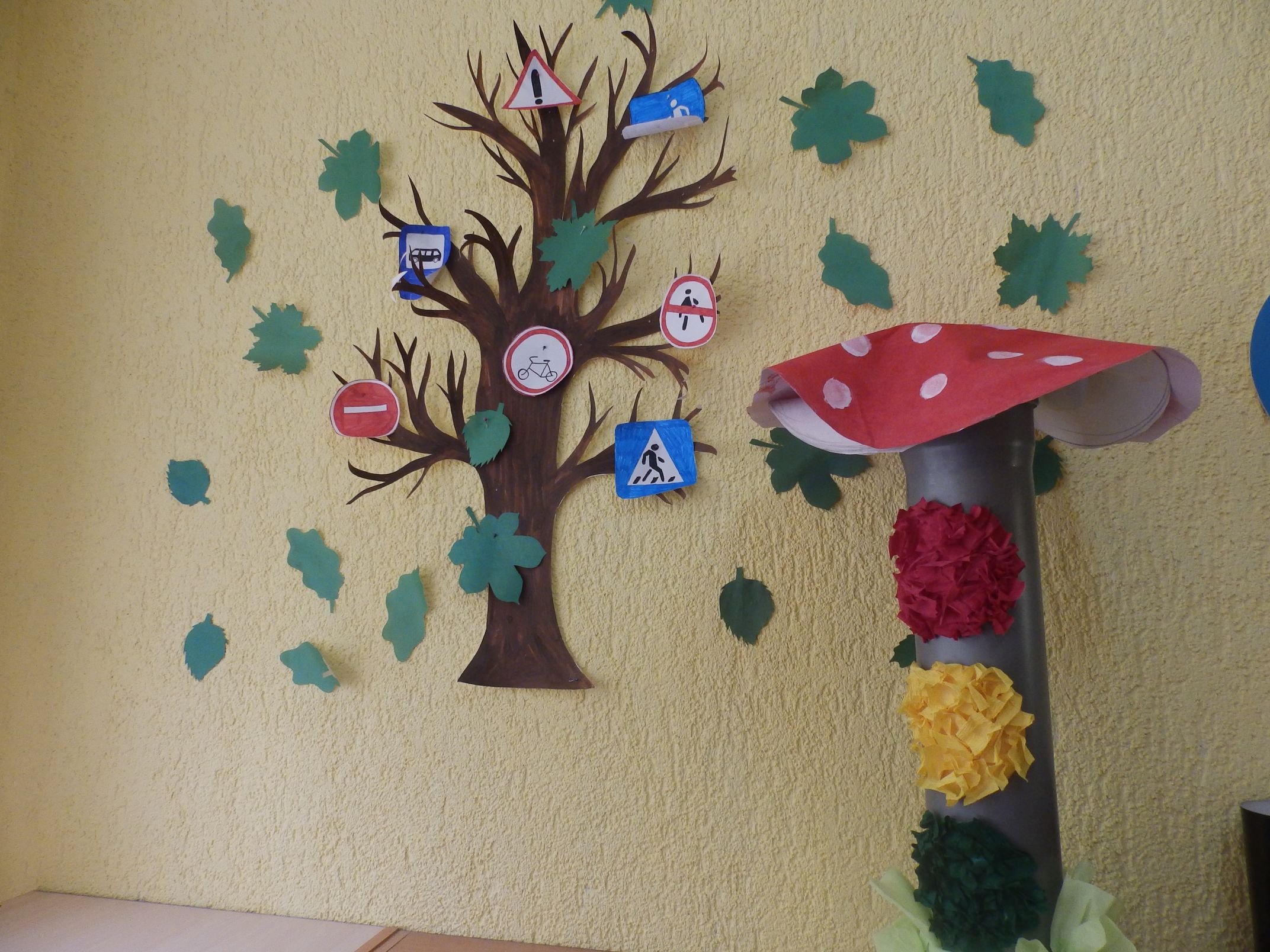 Дерево на стене в интерьере
