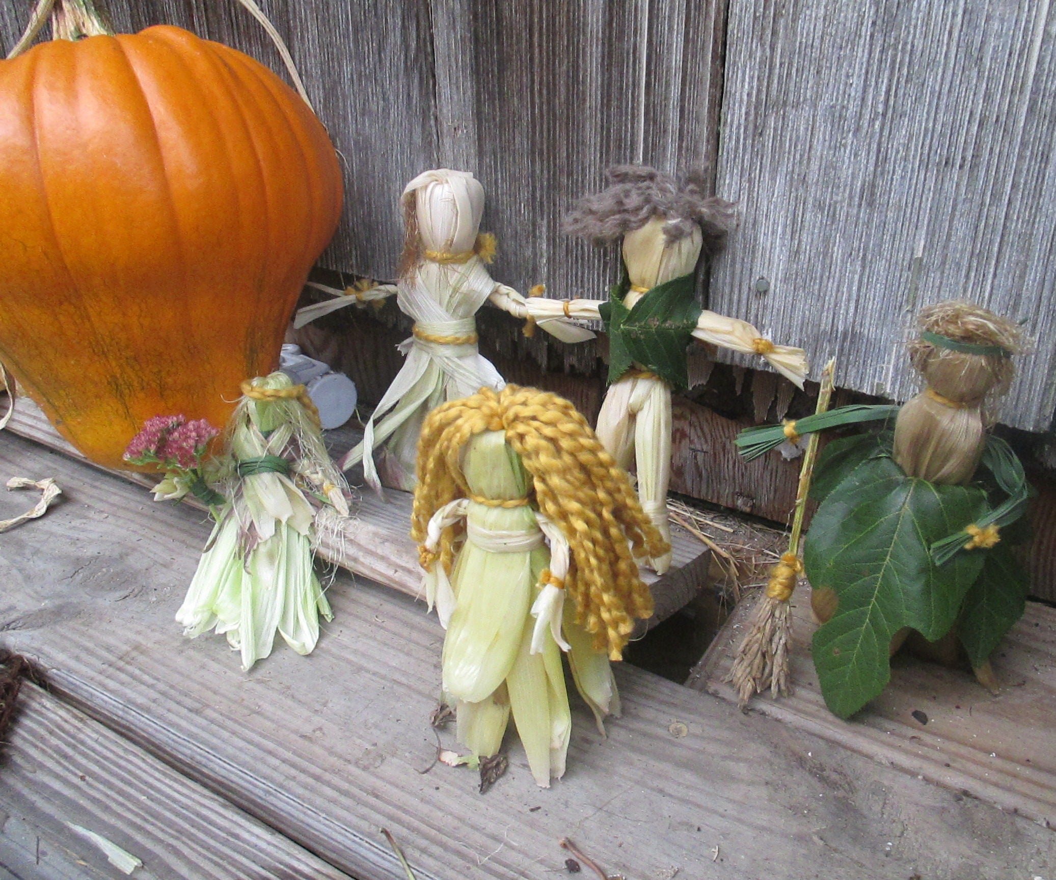 Crafty corn poppy. Кукла из кукурузы на МАБОН. Поделки из кукурузной шелухи. Куклы из кукурузы и одуванчиков. Кукла из кукурузной шелухи.