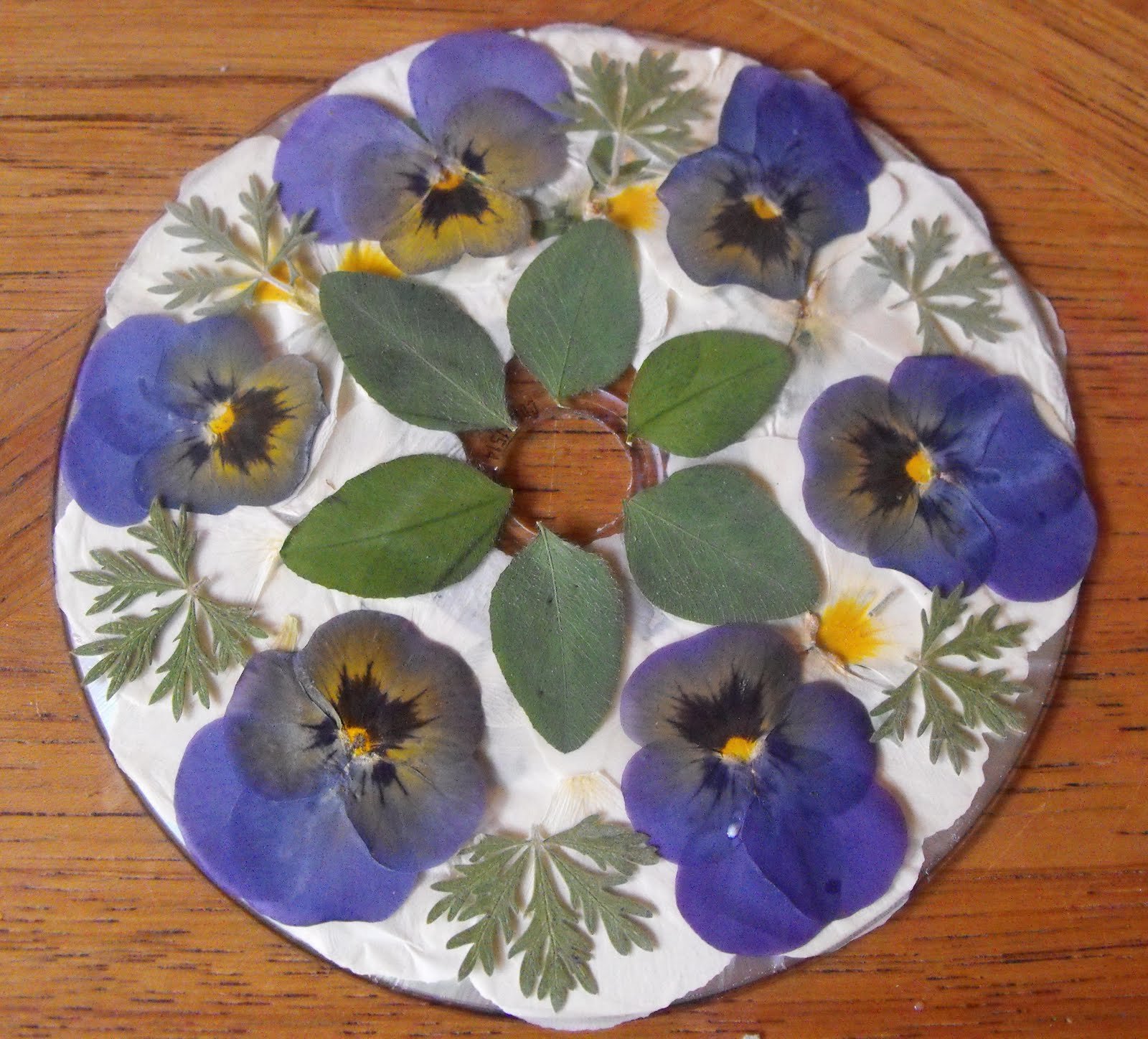 Поделка из цветов в тарелке
