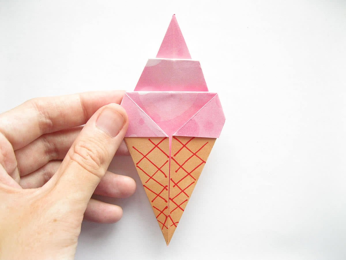 Сладости из бумаги. Поделка мороженое из бумаги. Рожок мороженого из бумаги. Оригами мороженое. Поделка рожок мороженого из бумаги.