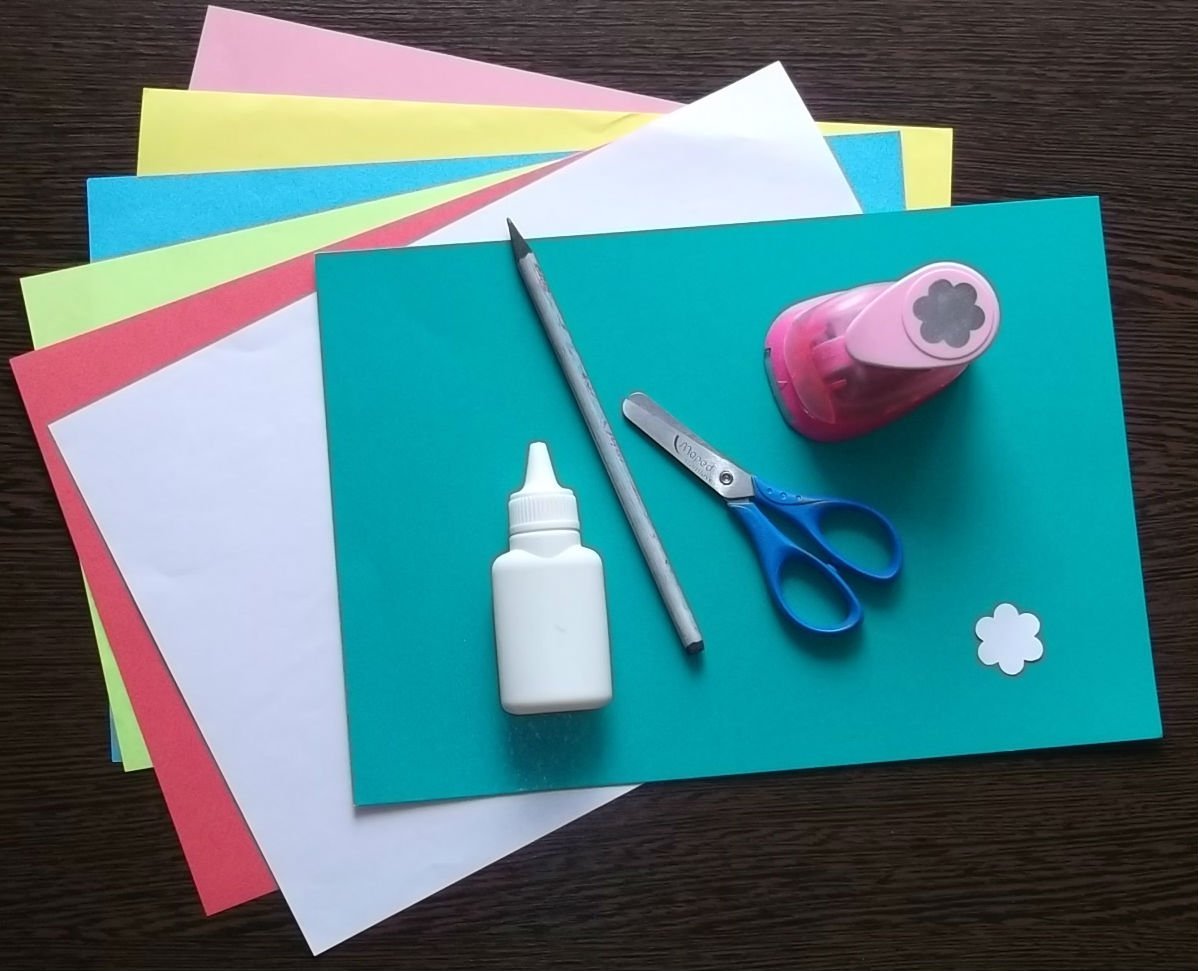 Подарок маме из клея. Цветная бумага ножницы клей. Поделки из цветной бумаги клея и ножниц. Цветной картон, цветная бумага, ножницы, клей. Картон бумага ножницы клей.
