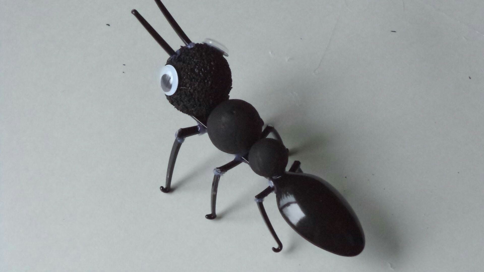 Как сделать забавного муравья на палочке