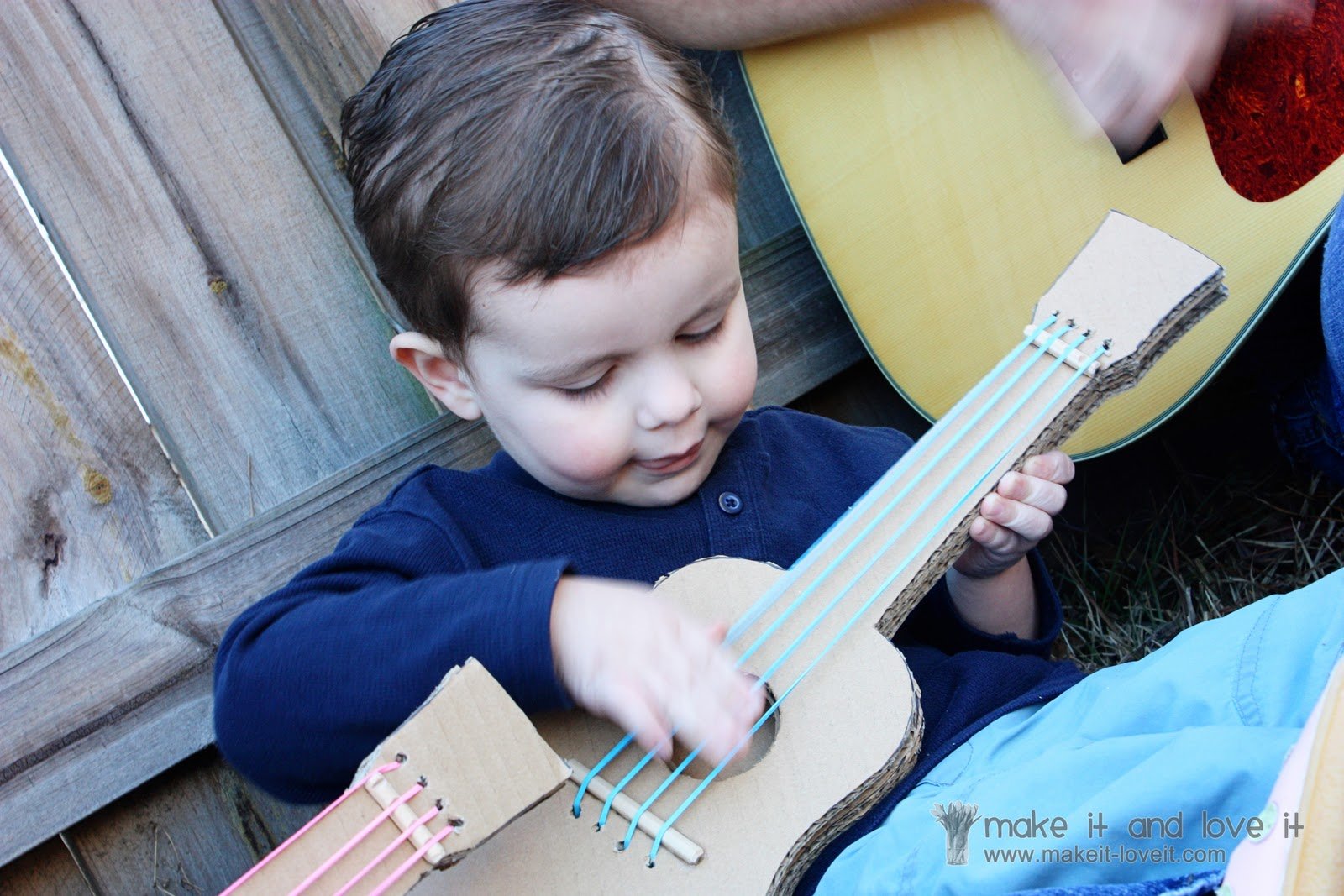 Игры делать гитару. Гитара из картона. Гитара поделка для детей. Картонная электрогитара. Гитара для детей из картона.