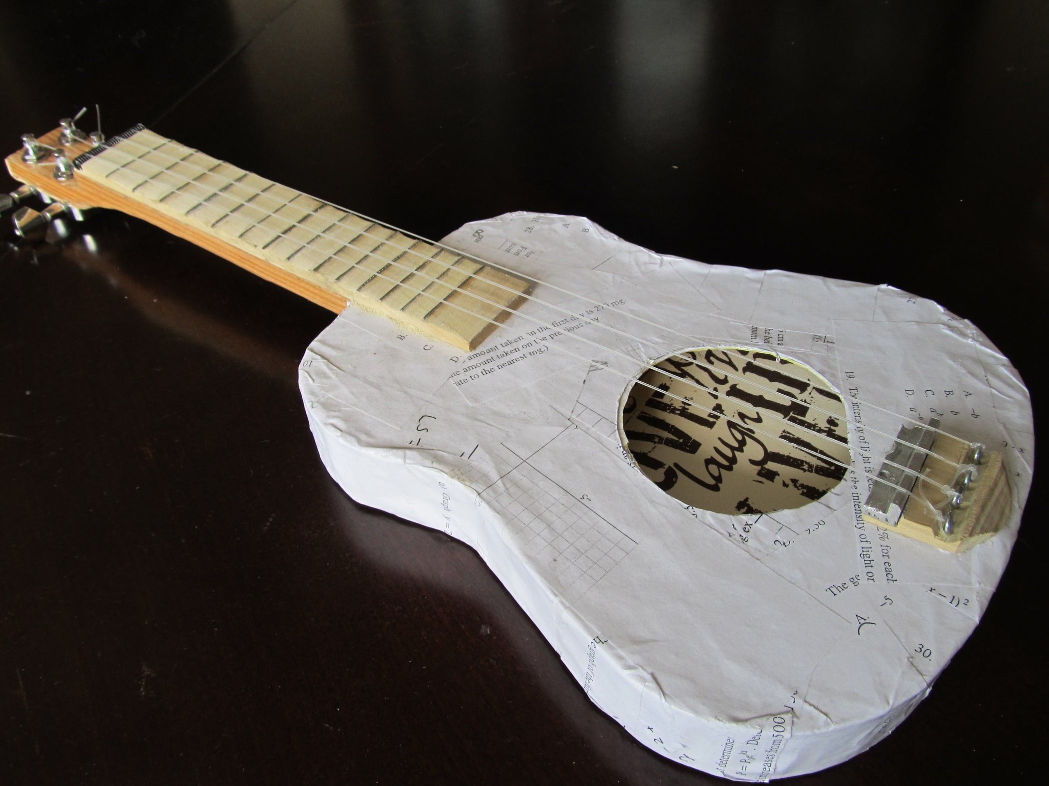 Муляж гитары из картона