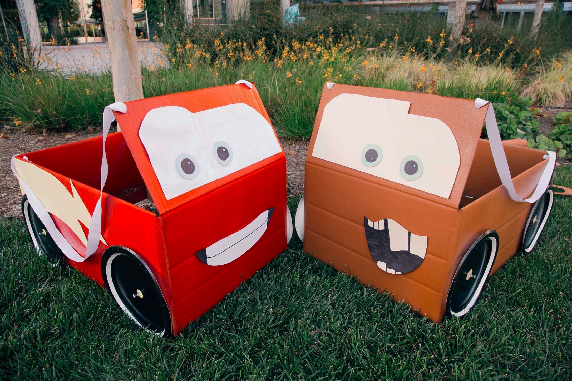 Машины которые можно собирать. Автомобиль из картона. Машинка из картона. Машина из картонных коробок. Машина из картона для детей.