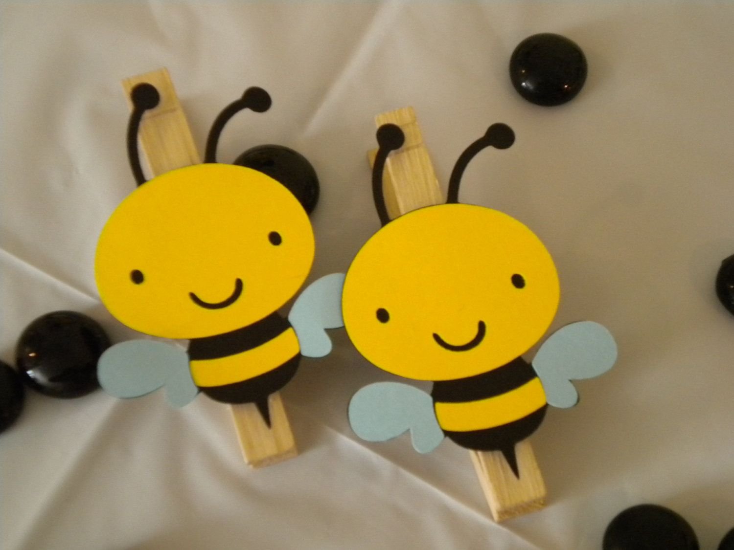 Пчелка из картонной втулки - забавная поделка для юного мастера