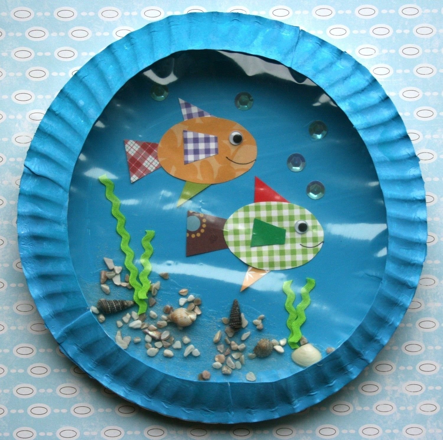 Рыбка из бумаги аквариум. Поделка аквариум. Поделка рыбка. Аквариум из бумажной тарелки. Поделки на бумажных тарелках.