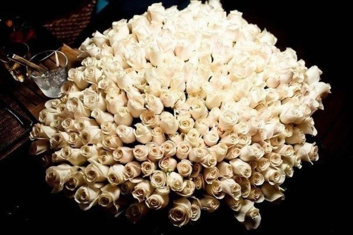 Много много белых роз