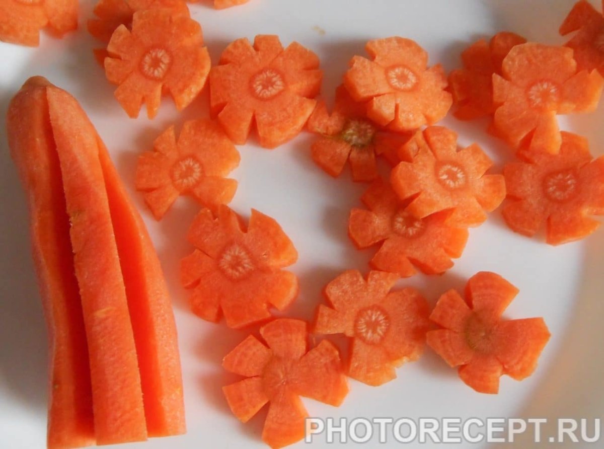 Нарезать морковь звездочками