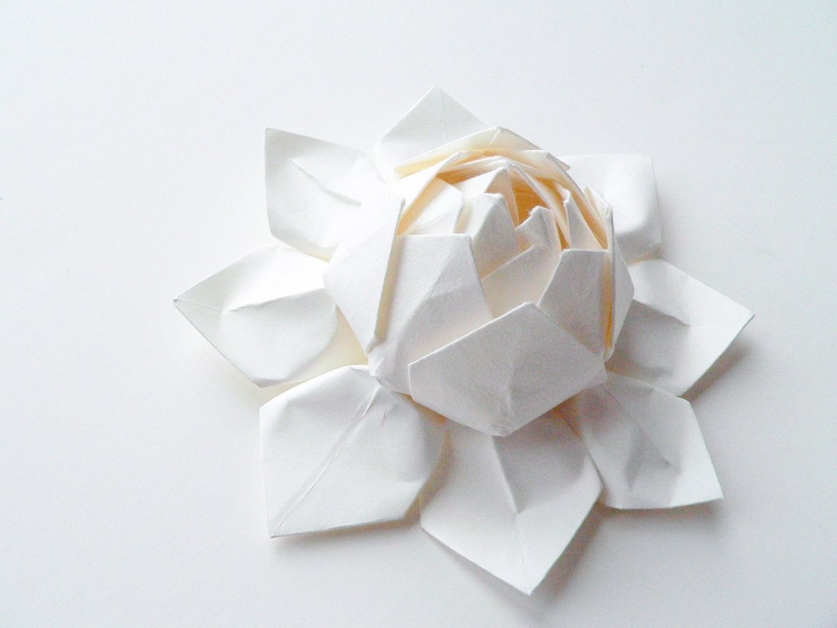 Оригами белой бумагой цветок