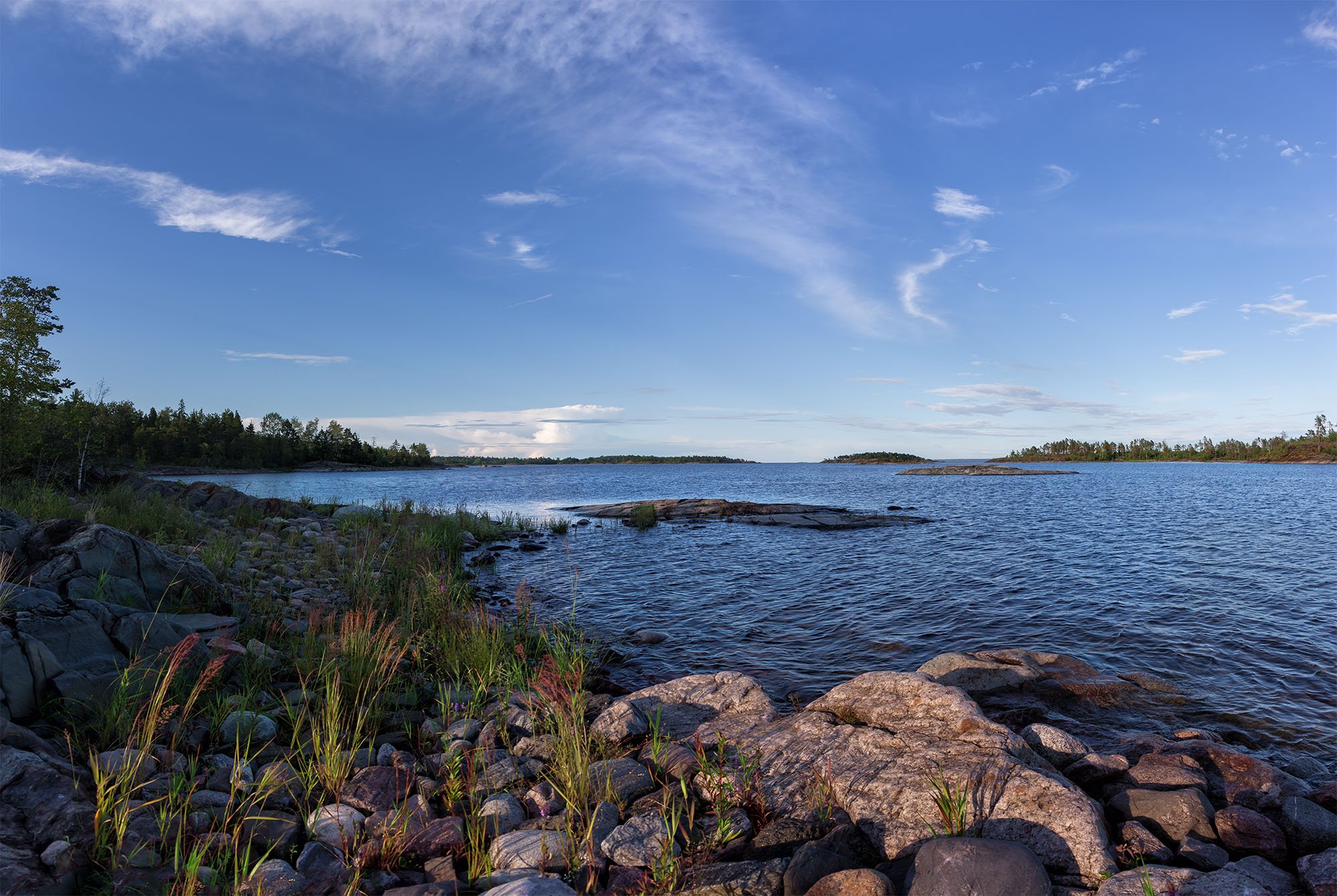 Название онежского озера. Озеро Онего Карелия. Природа Карелии Онежское озеро. Озеро Кукас Карелия. Онежское озеро Петрозаводск.