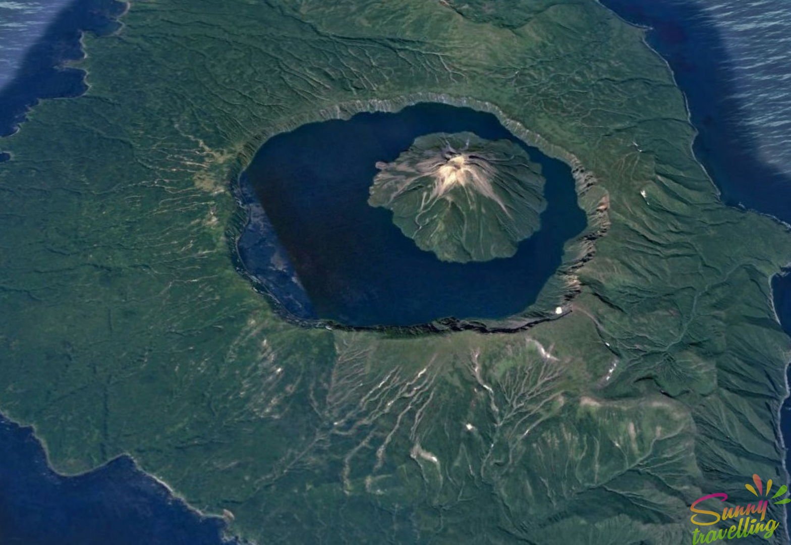 Огромная часть окруженная водой. Вулкан Креницына озеро кольцевое. Озеро кольцевое на острове Онекотан. Вулкан Креницына. Сахалинская область, остров Онекотан. Вулкан Креницына, Курильские острова.