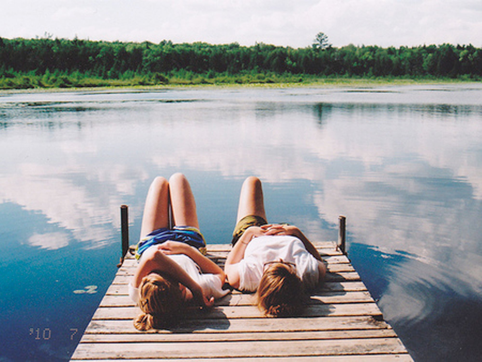 С утра сидит на озере. Фотосессия на речке. Фотосессия на озере. Девушки на озере. Девушки на речке.